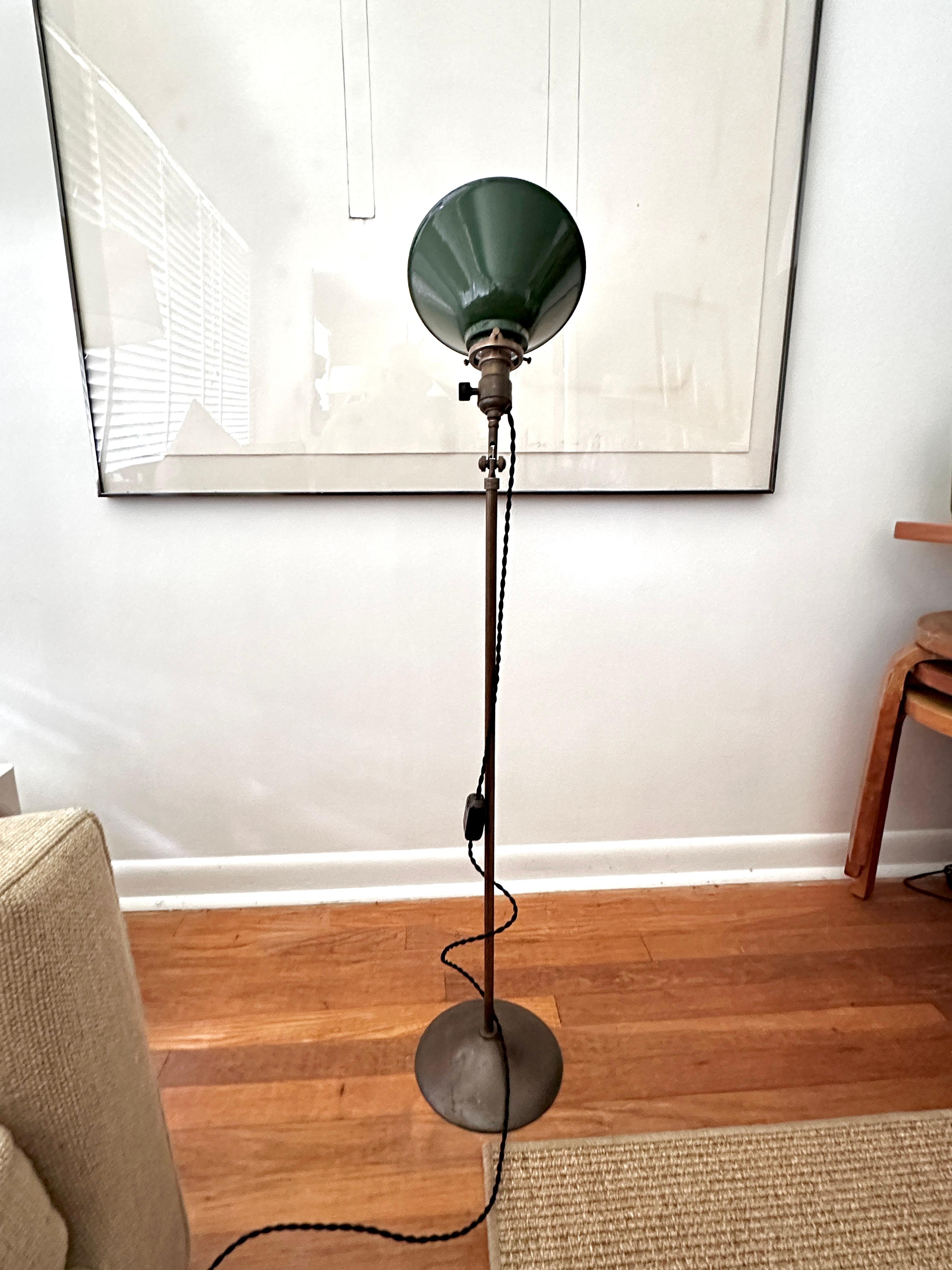 Lampada da terra industriale in ottone vintage di The Pacific Electric Company In condizioni buone in vendita a Doraville, GA