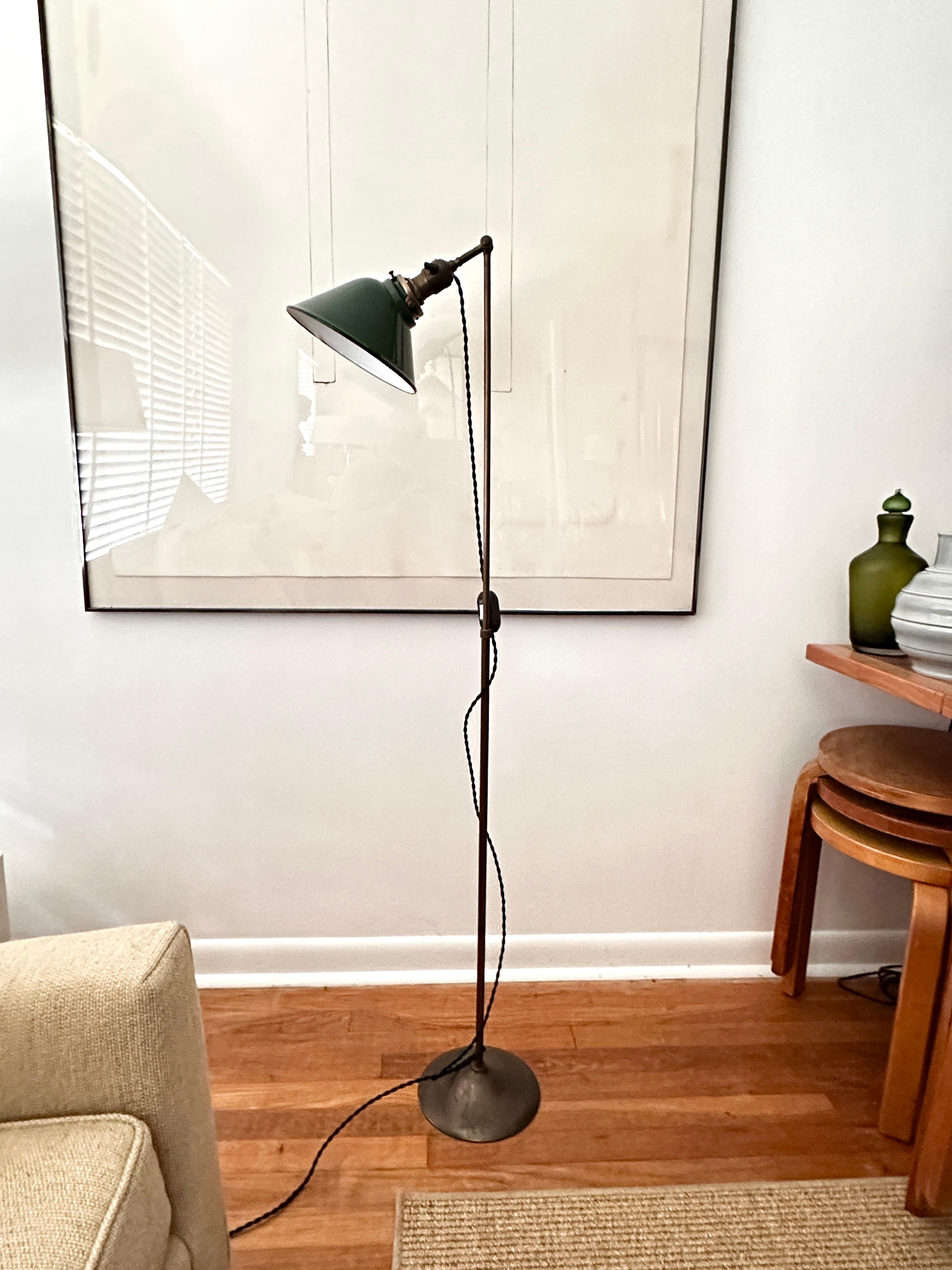 Inizio XX secolo Lampada da terra industriale in ottone vintage di The Pacific Electric Company in vendita