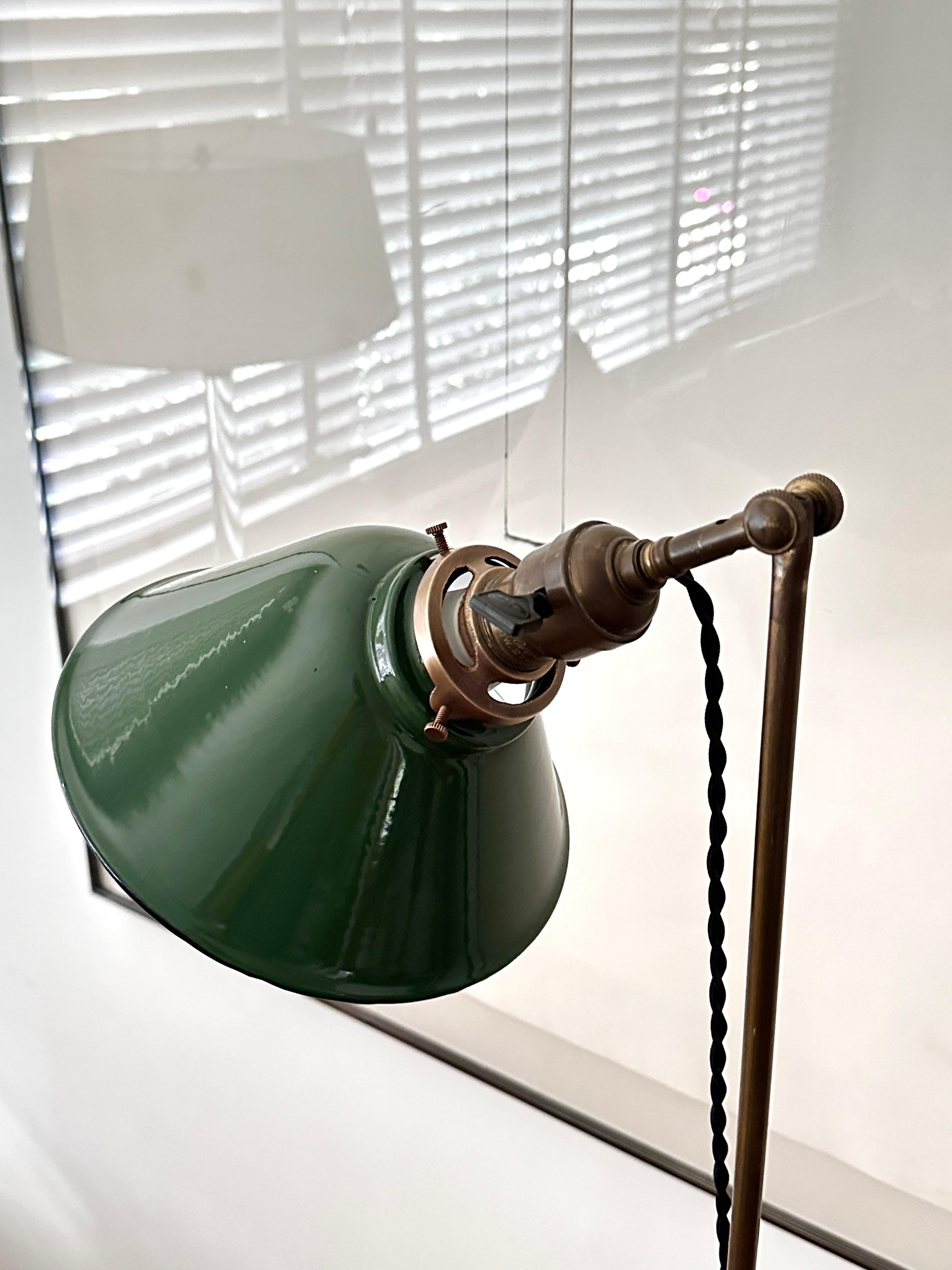 Lampada da terra industriale in ottone vintage di The Pacific Electric Company in vendita 1