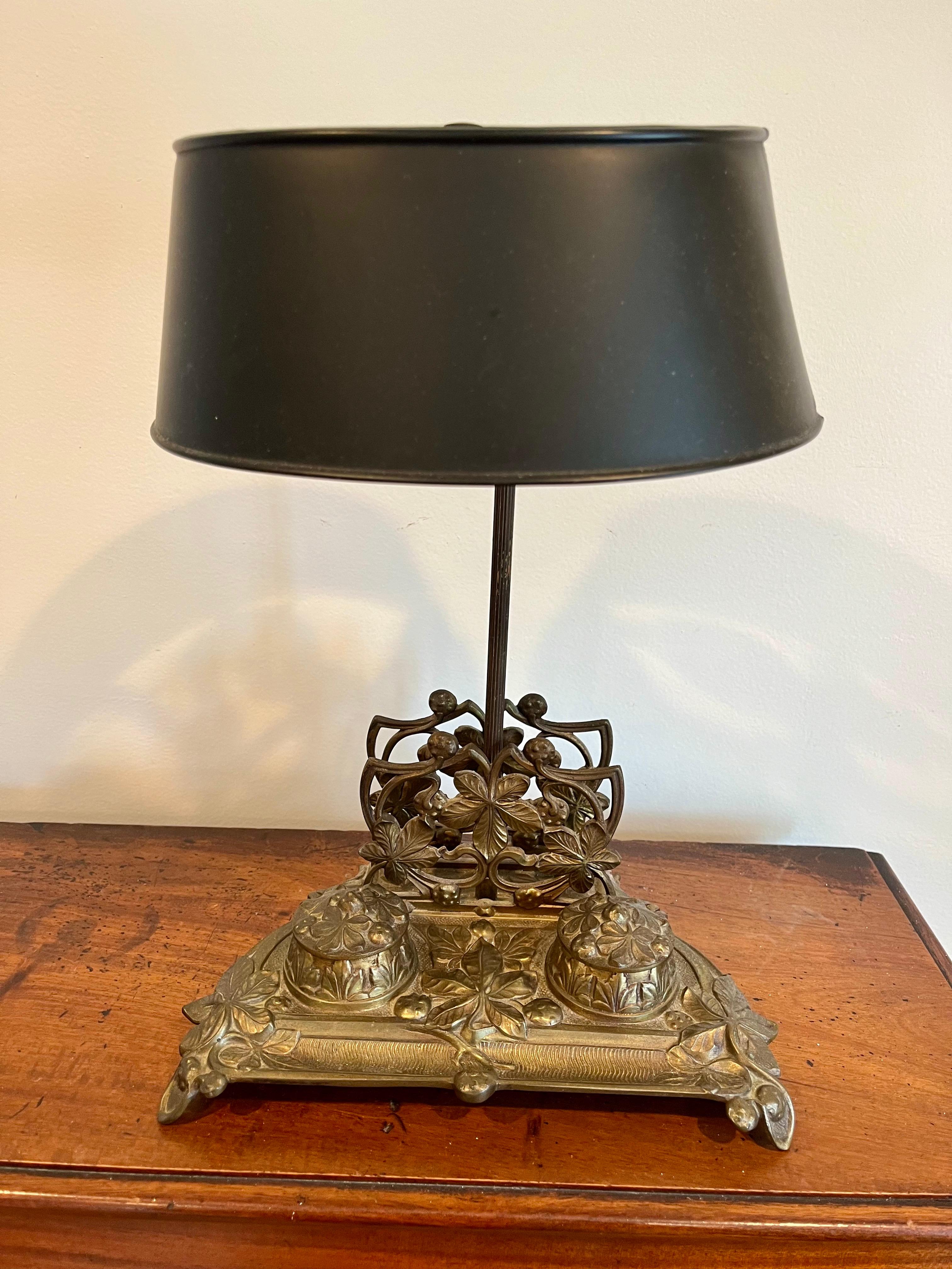 Bellissima lampada da tavolo con calamaio e portalettere in ottone. Dettagli intricati. Un'ottima visuale d'epoca con funzionalità. Motivo a fogliame e bacche. 2 calamai e un organizer per le fessure insieme a una lampada a 2 lampadine con paralume