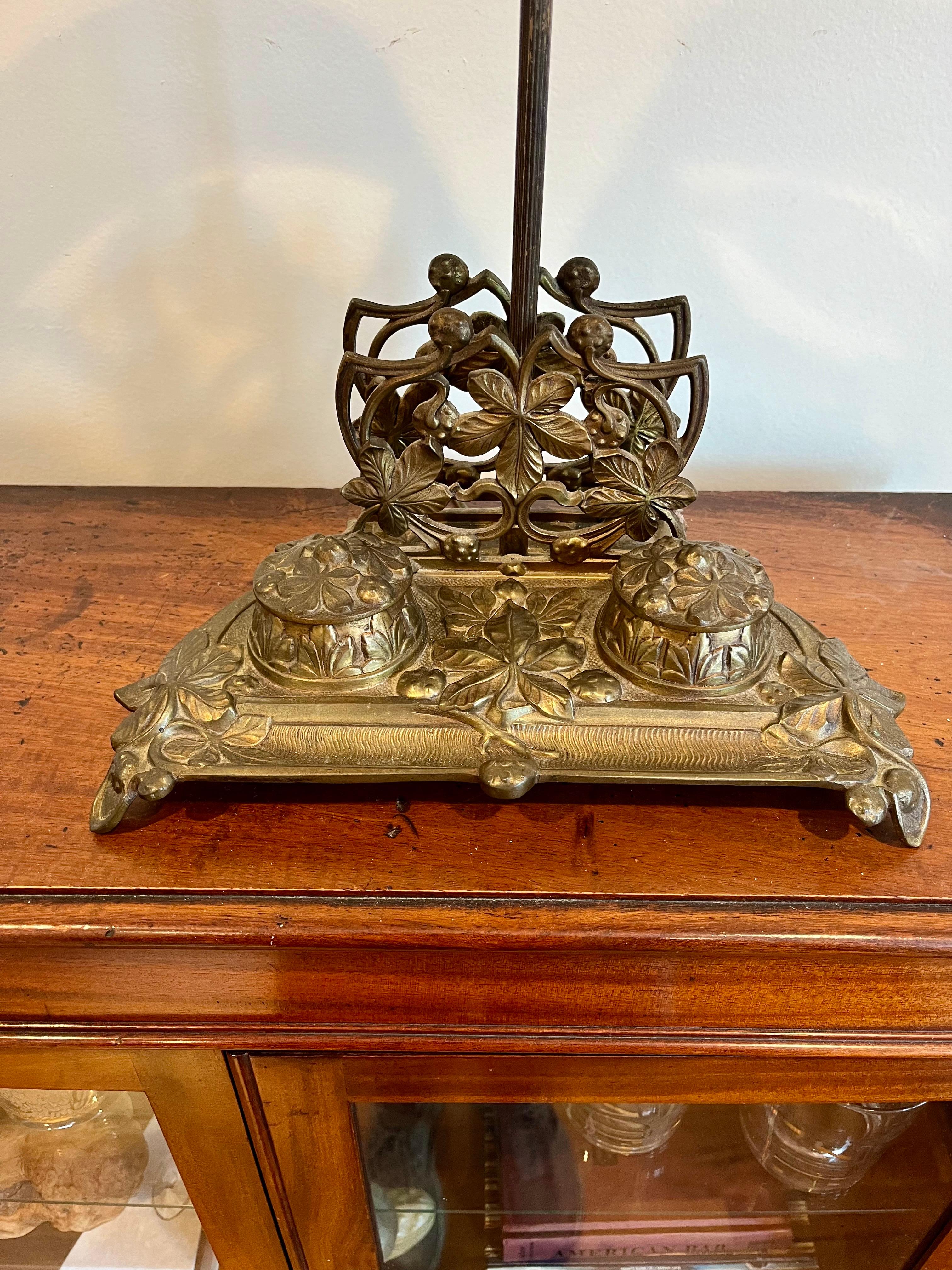 XX secolo Lampada da scrivania a calamaio in ottone vintage in vendita