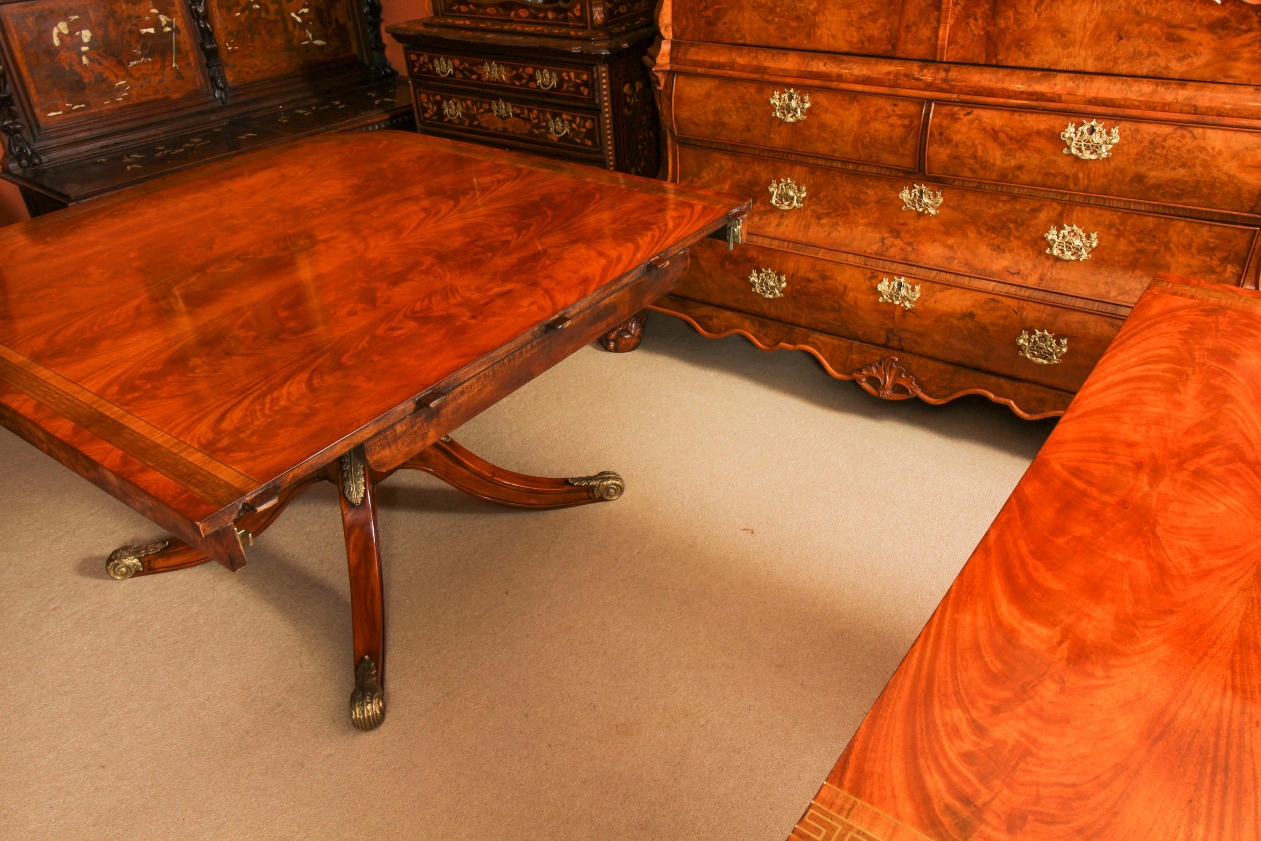 Table de salle à manger vintage en laiton incrusté 20ème siècle et 14 chaises athénéennes anciennes 19ème siècle 5