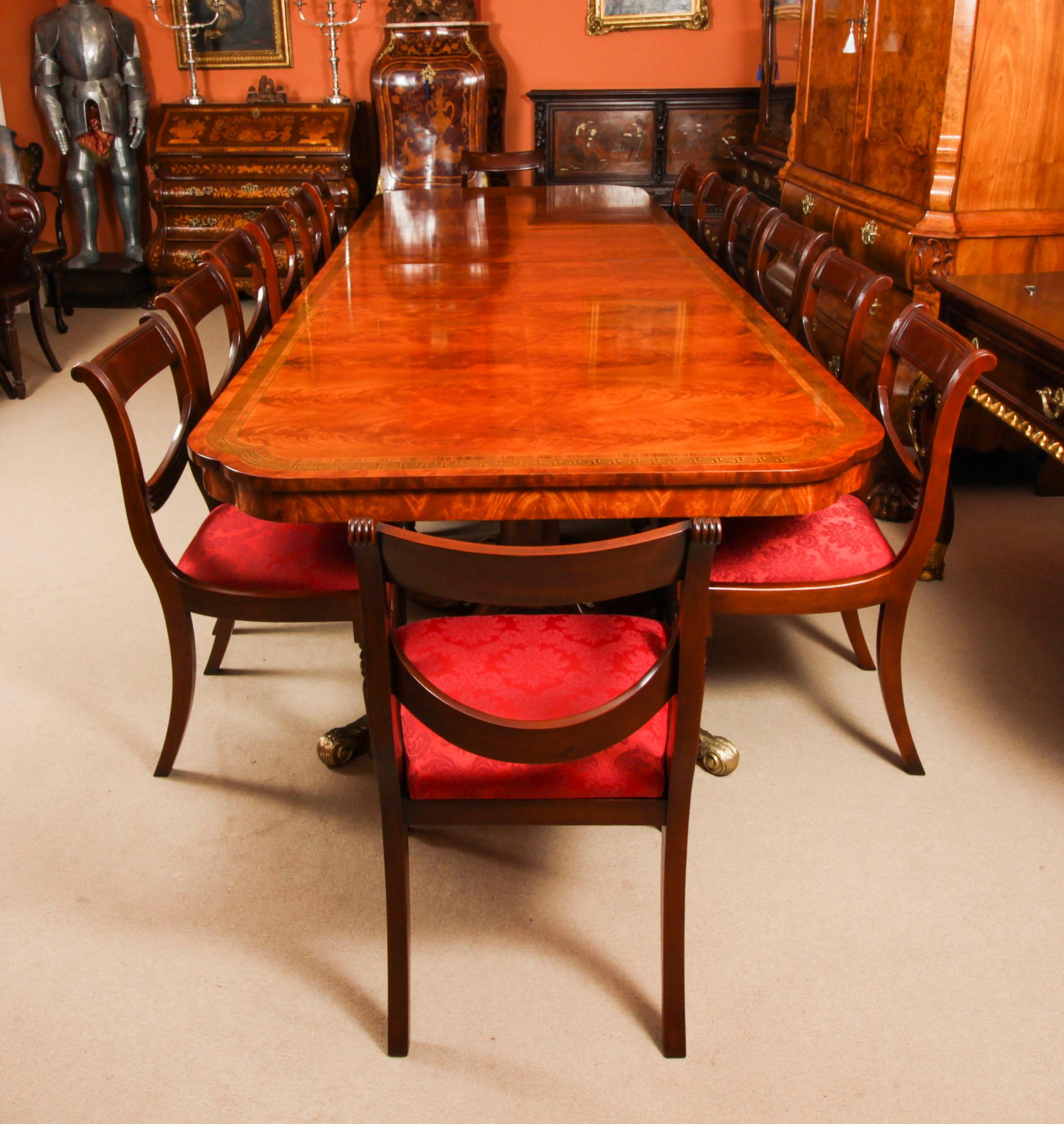 Voici un fabuleux ensemble de salle à manger Vintage Regency Revival comprenant une table à manger et un ensemble de quatorze chaises de salle à manger Regency Revival à dossier en accordéon, datant du milieu du 20ème siècle.

Cette fabuleuse