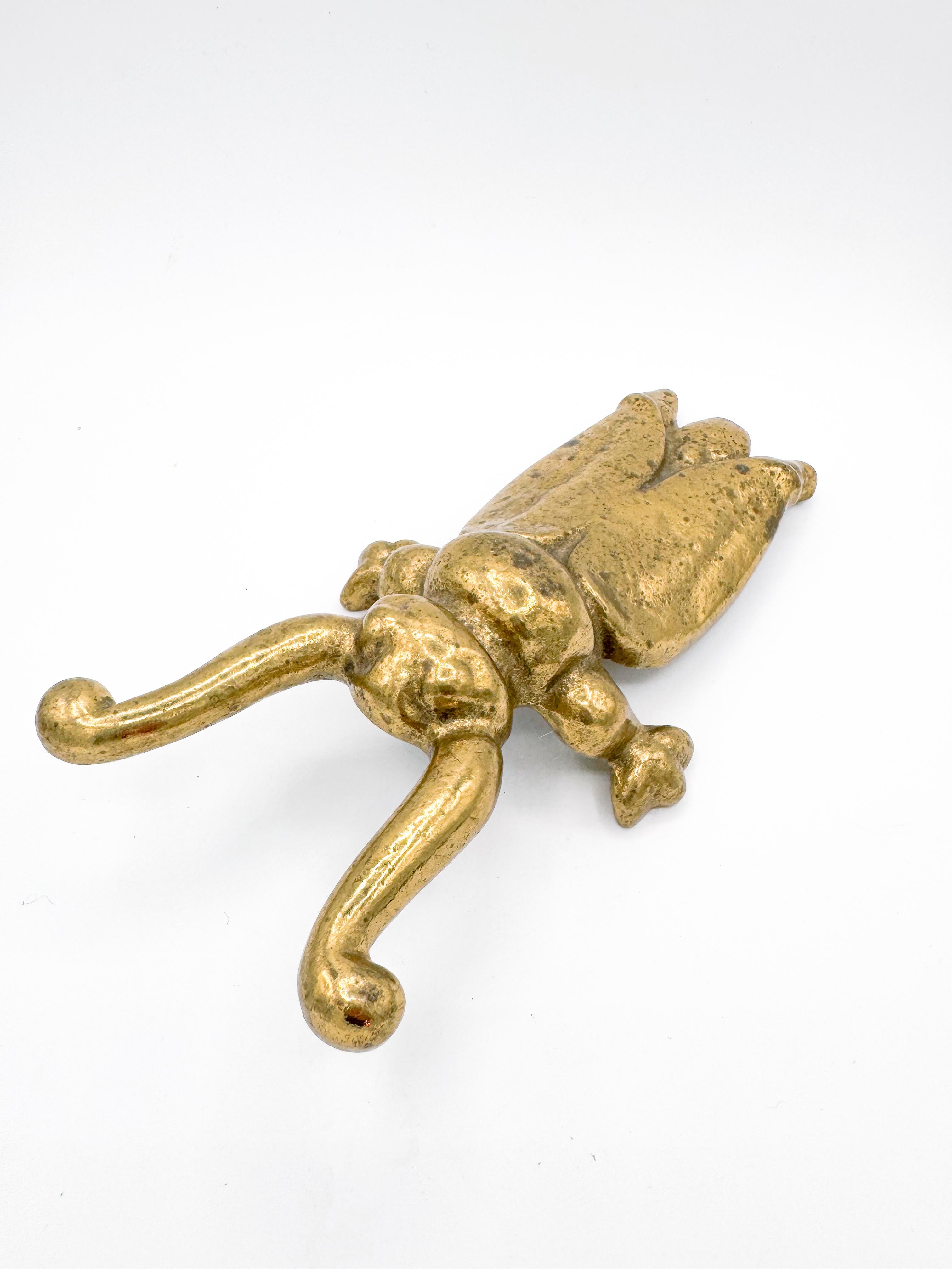 Affascinante, stravagante e incredibilmente pratico, questo martinetto vintage in ottone massiccio ha la forma di un insetto stravagante, con lunghe antenne arricciate che fungono abilmente da leve per la rimozione degli stivali. Realizzato in