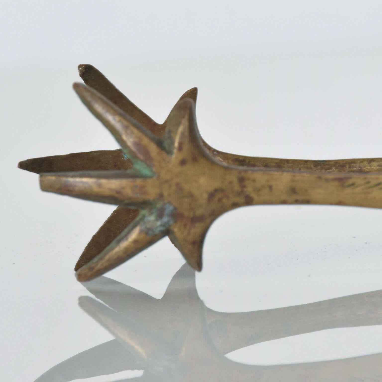 For your pleasure: Vintage brass Italian ice tongs, with decorative rooster claw prongs. Brass has an ornate engraved design. No stamp present from maker. 

Dimensions: 6 3/4