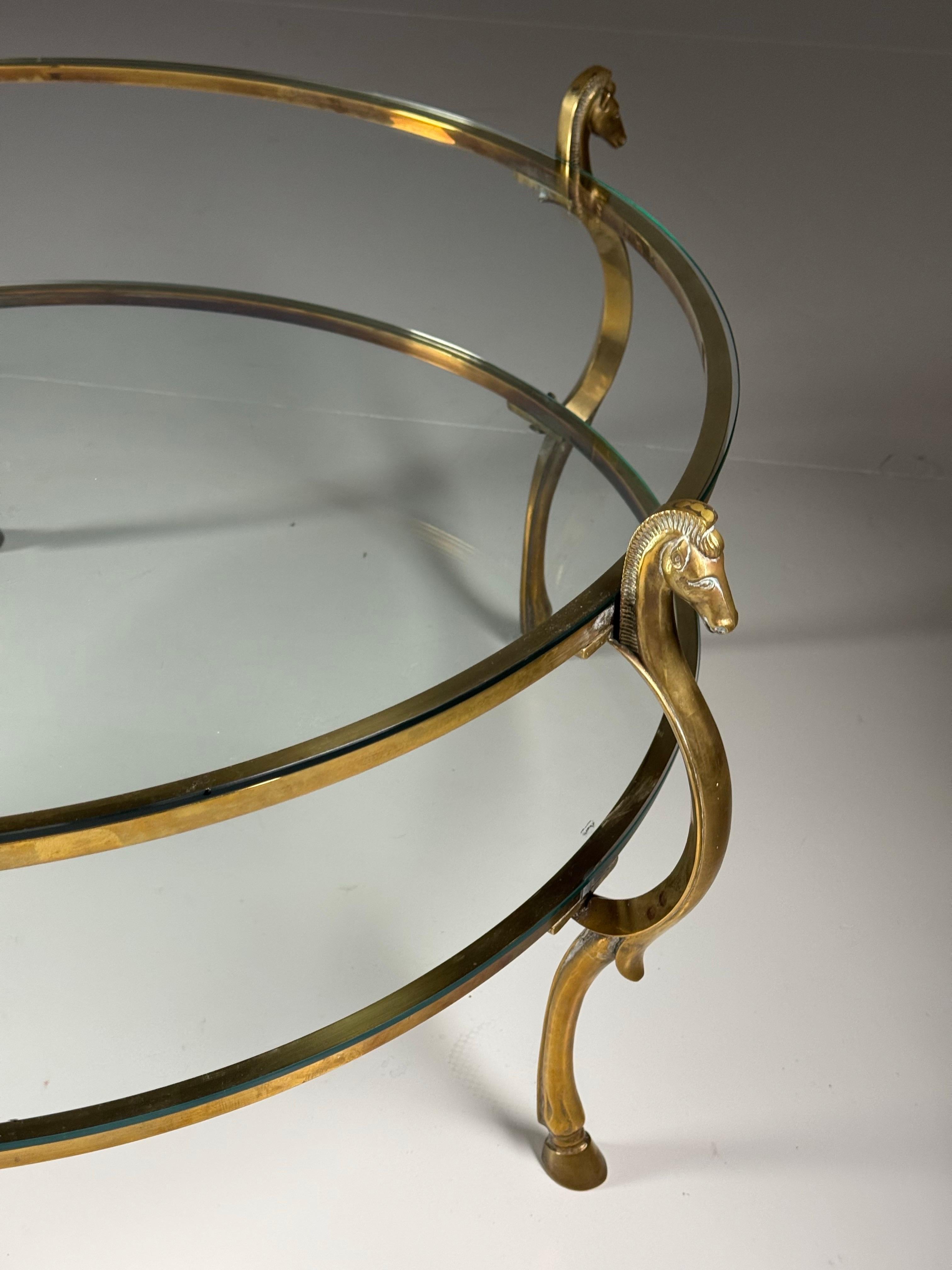 Laiton Table à café italienne en laiton avec têtes d'hippocampe vintage en vente