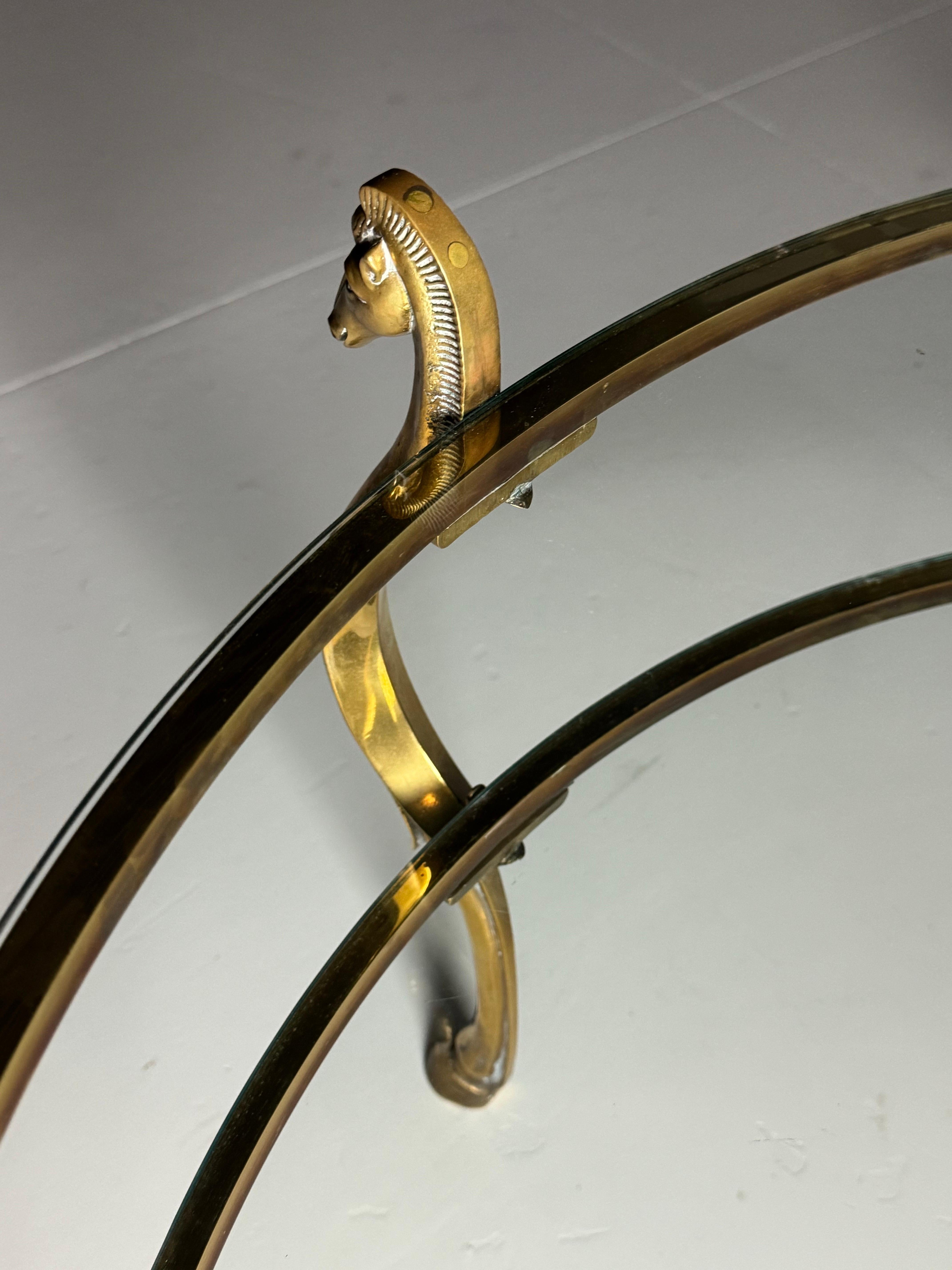 Table à café italienne en laiton avec têtes d'hippocampe vintage en vente 3