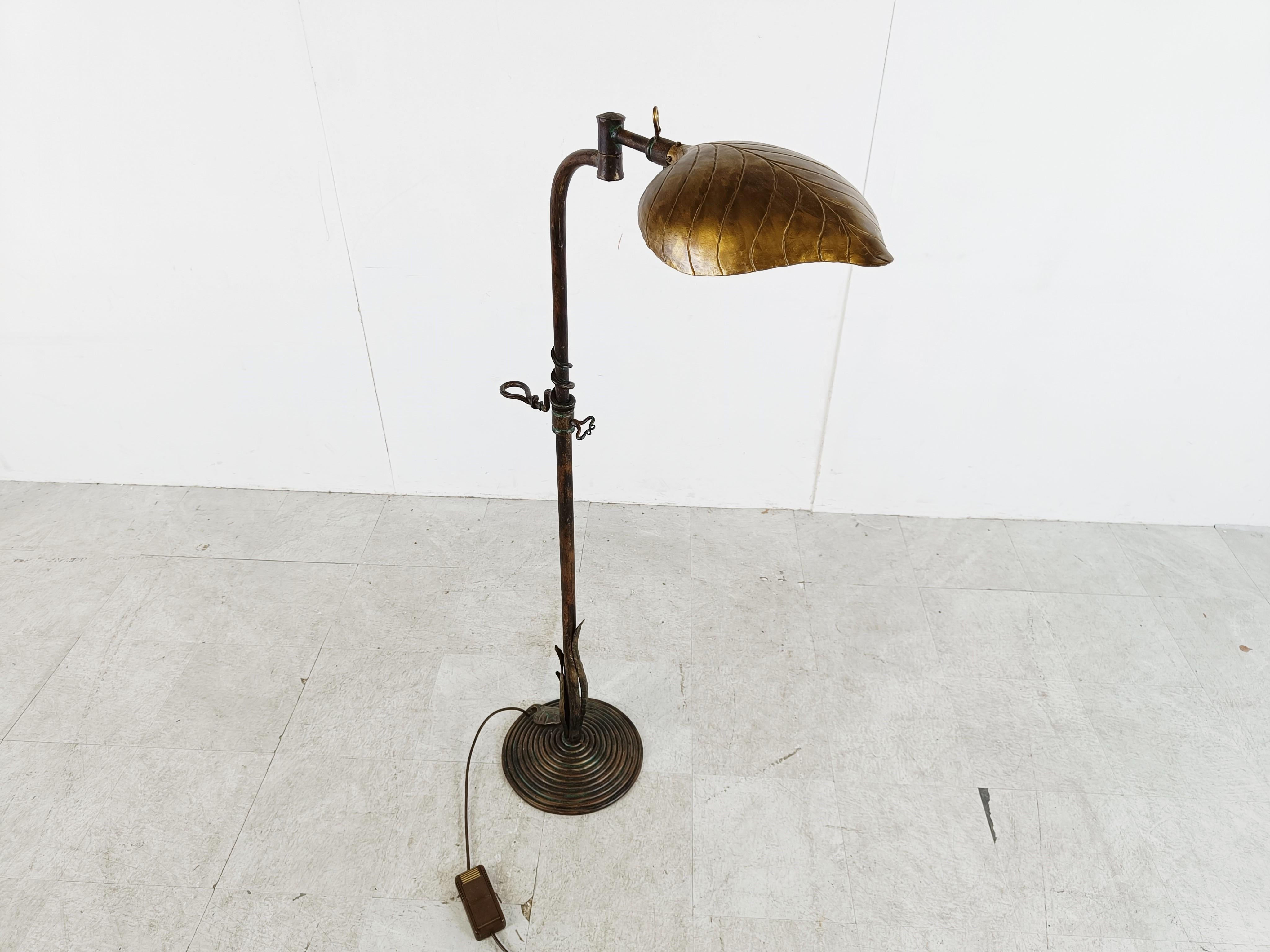 Vintage brass leaf floor lamp with a bronzed metal based.

the lamp shade is adjustable and the length of the lamp is adjustable.

Tested, works with a regular E27 light bulb.

1970s - Germany

Height: 145cm/57.08