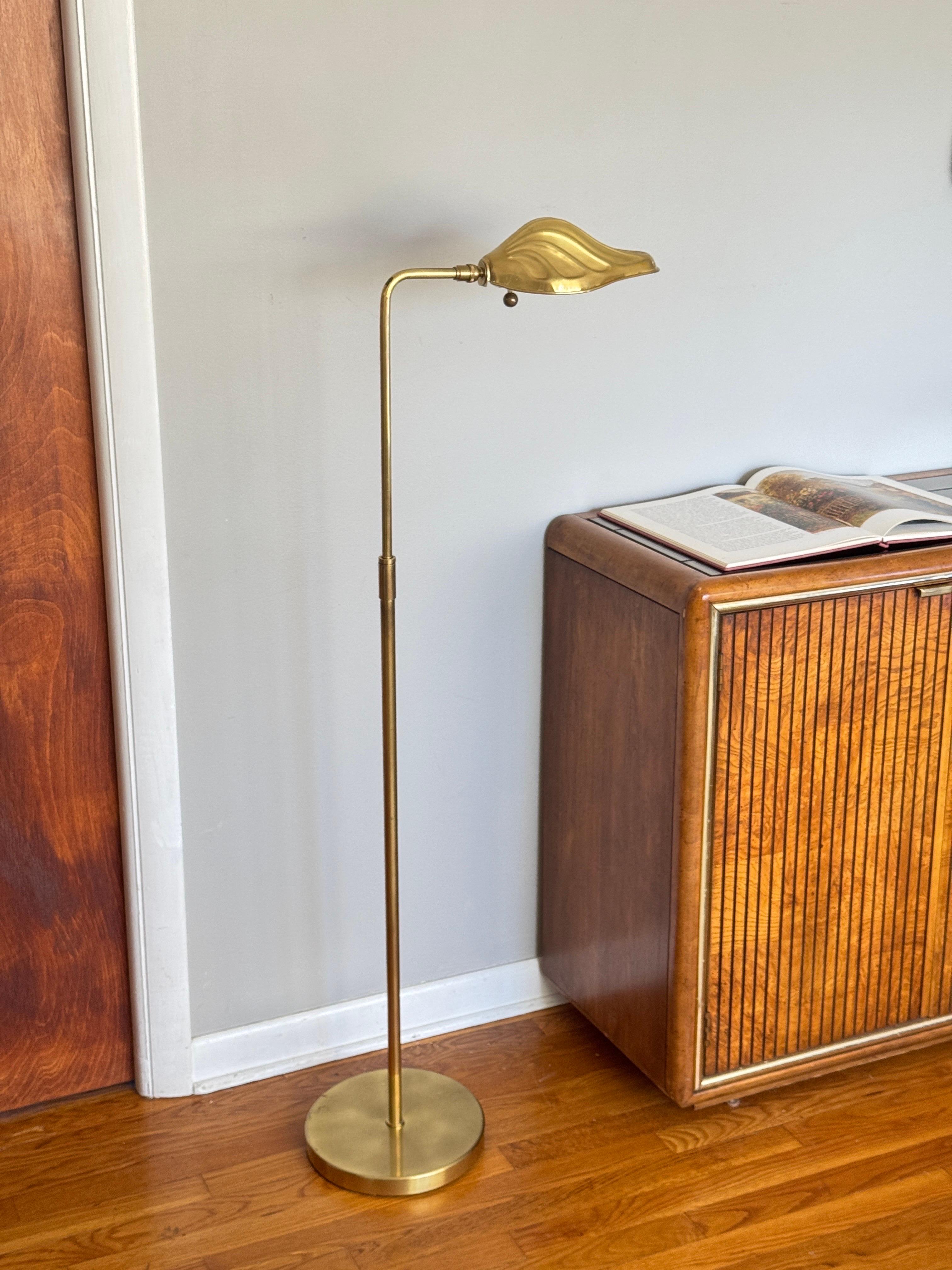 Lampadaire vintage en laiton avec abat-jour en forme de coquillage et base de 10 pouces de diamètre. S'étend jusqu'à 50 pouces de hauteur.