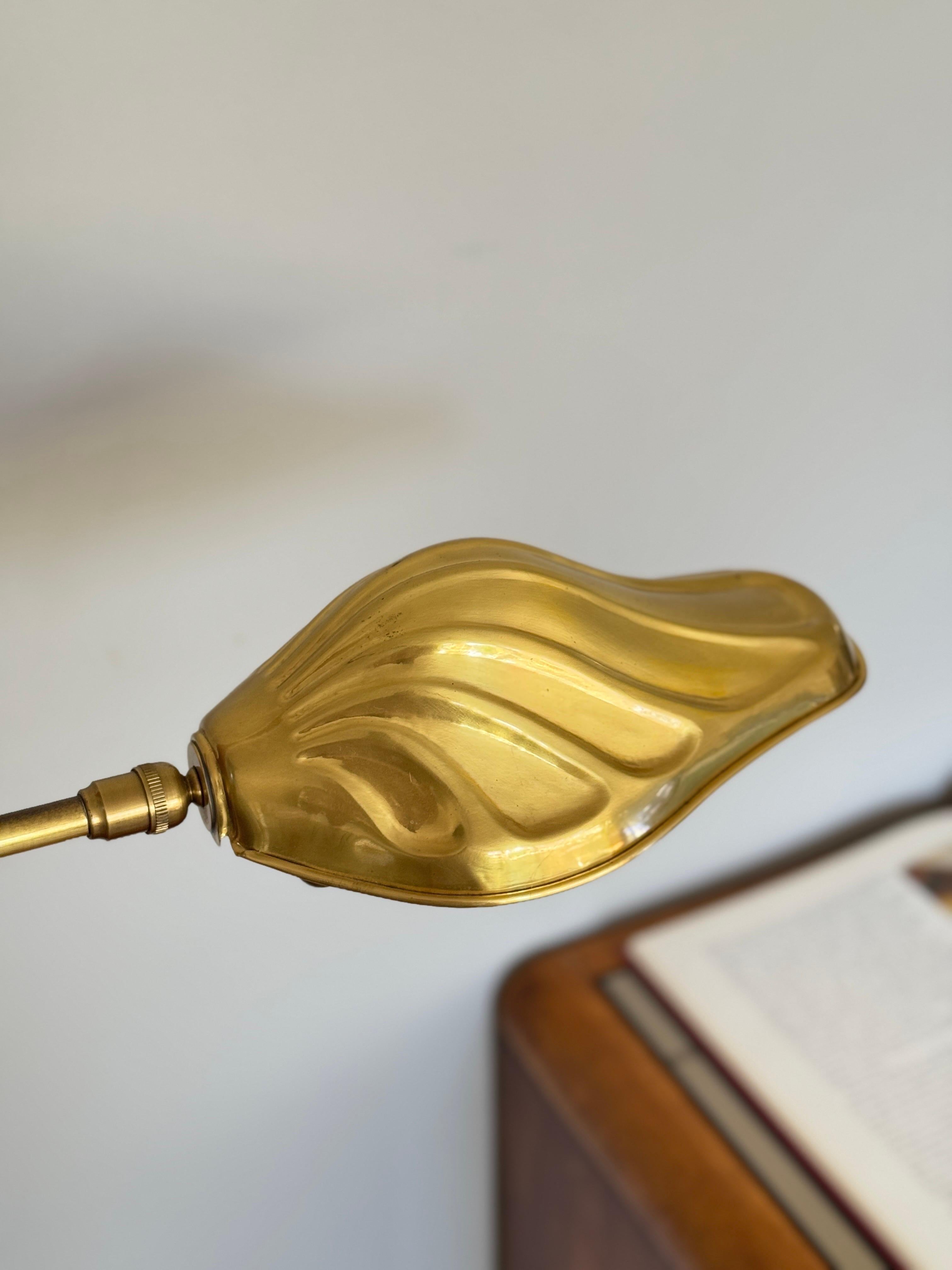 Américain Lampadaire vintage en forme de feuille en laiton dans le style de Tommaso Barbi en vente