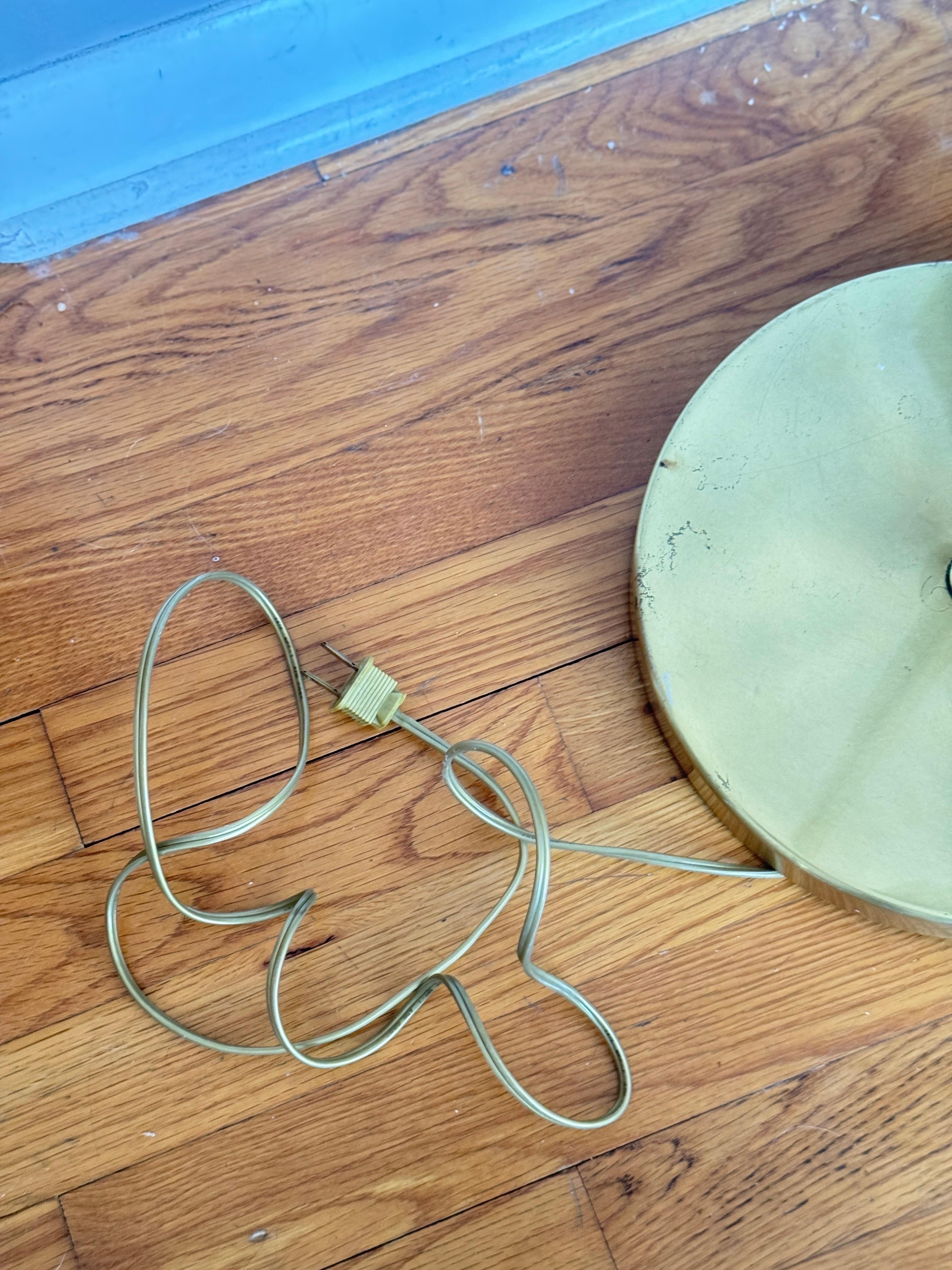 Lampadaire vintage en forme de feuille en laiton dans le style de Tommaso Barbi Bon état - En vente à Elkton, MD