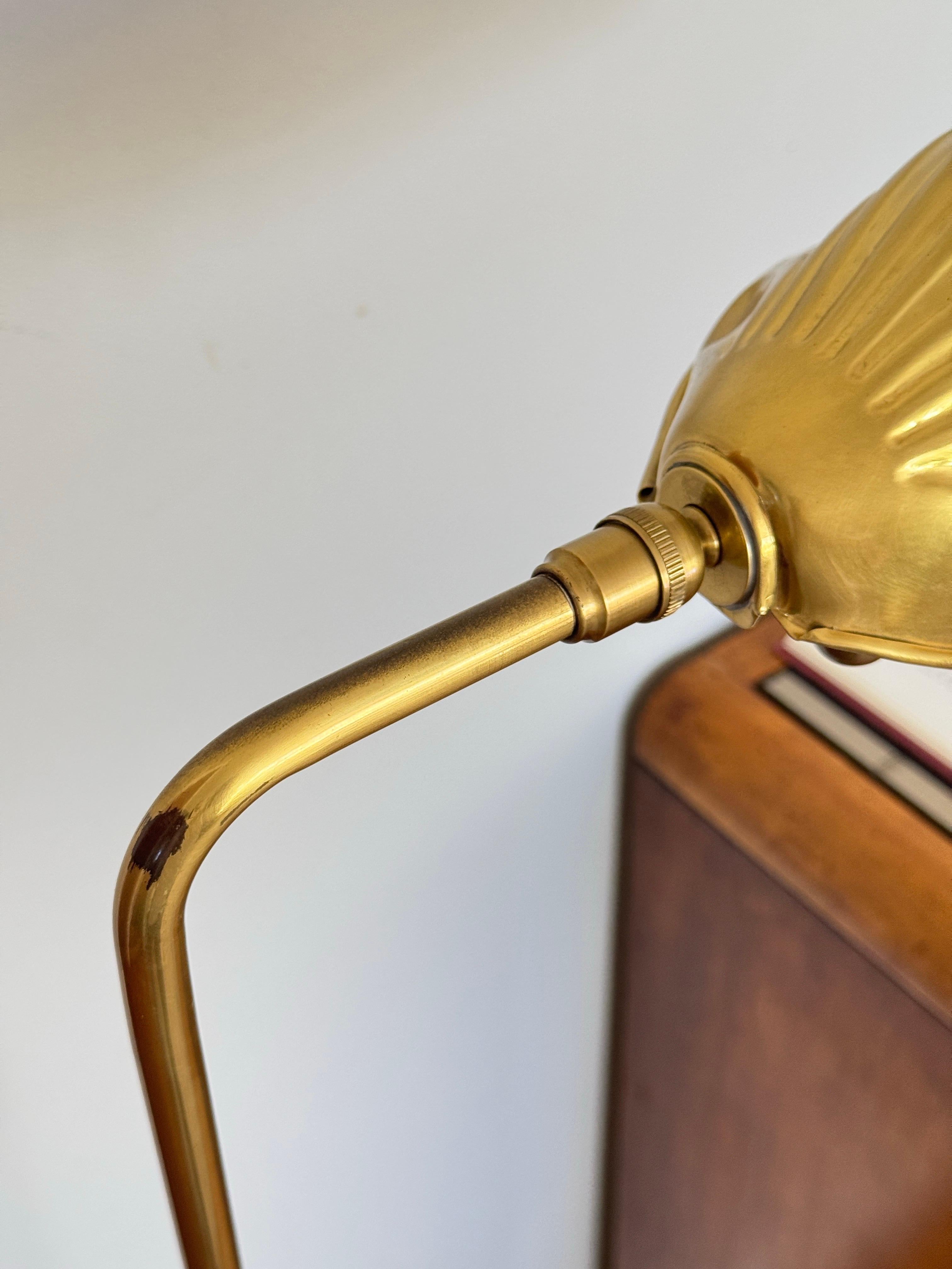 Fin du 20e siècle Lampadaire vintage en forme de feuille en laiton dans le style de Tommaso Barbi en vente