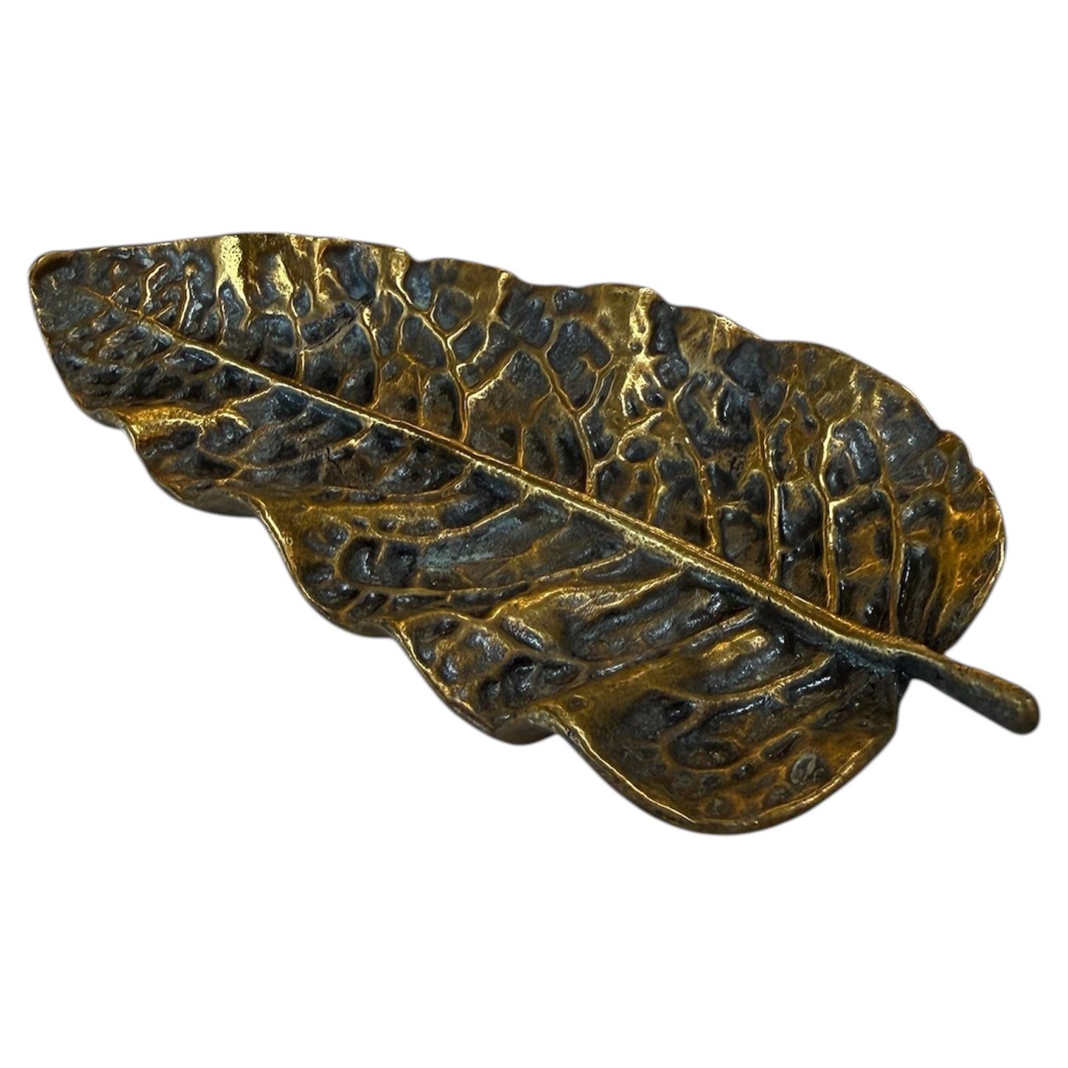 Plat à bibelots en laiton vintage avec feuilles / bol décoratif à attraper