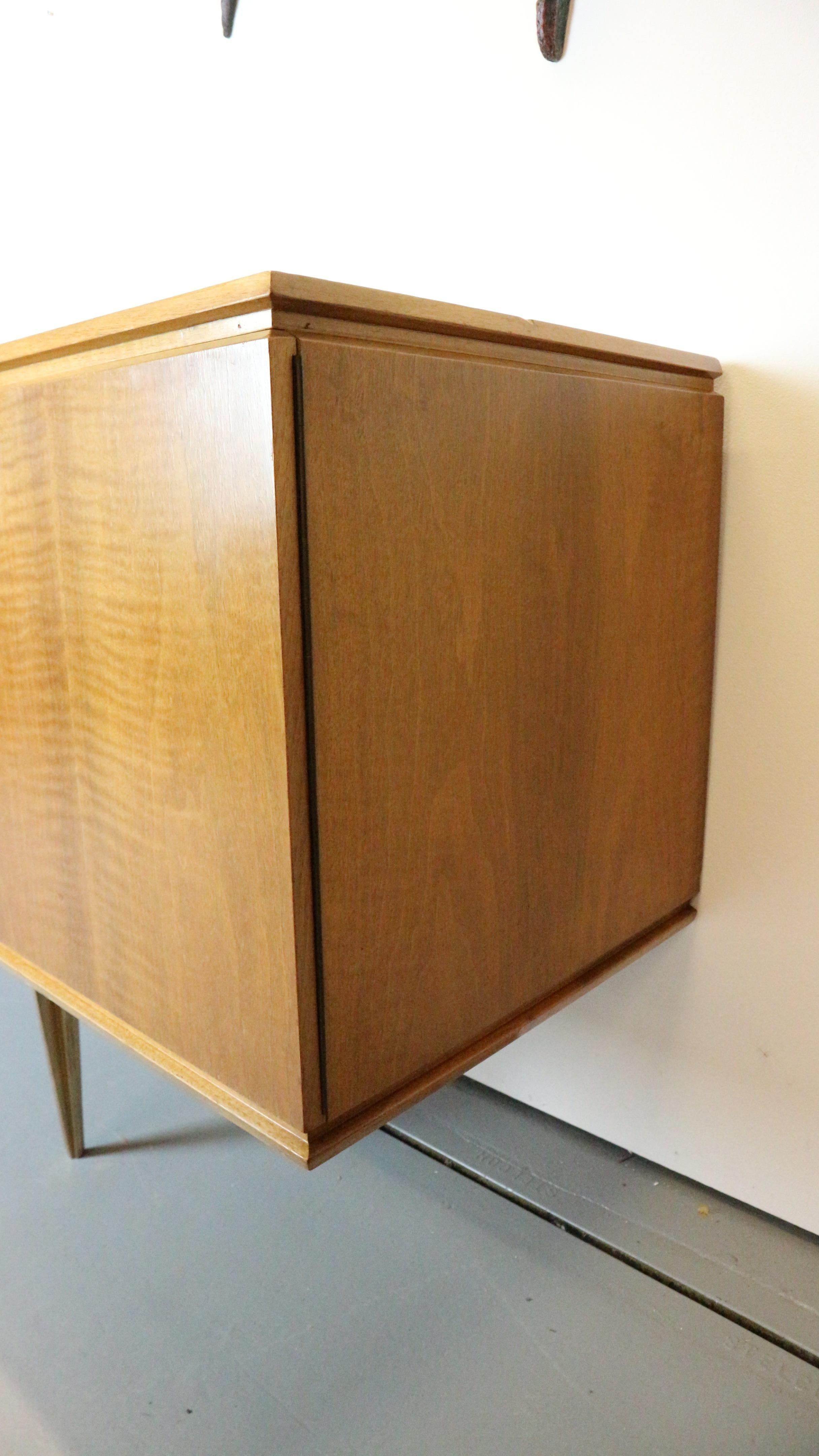 20ième siècle Buffet exclusif en laiton/bois clair avec tiroirs et étagères, années 1960 en vente