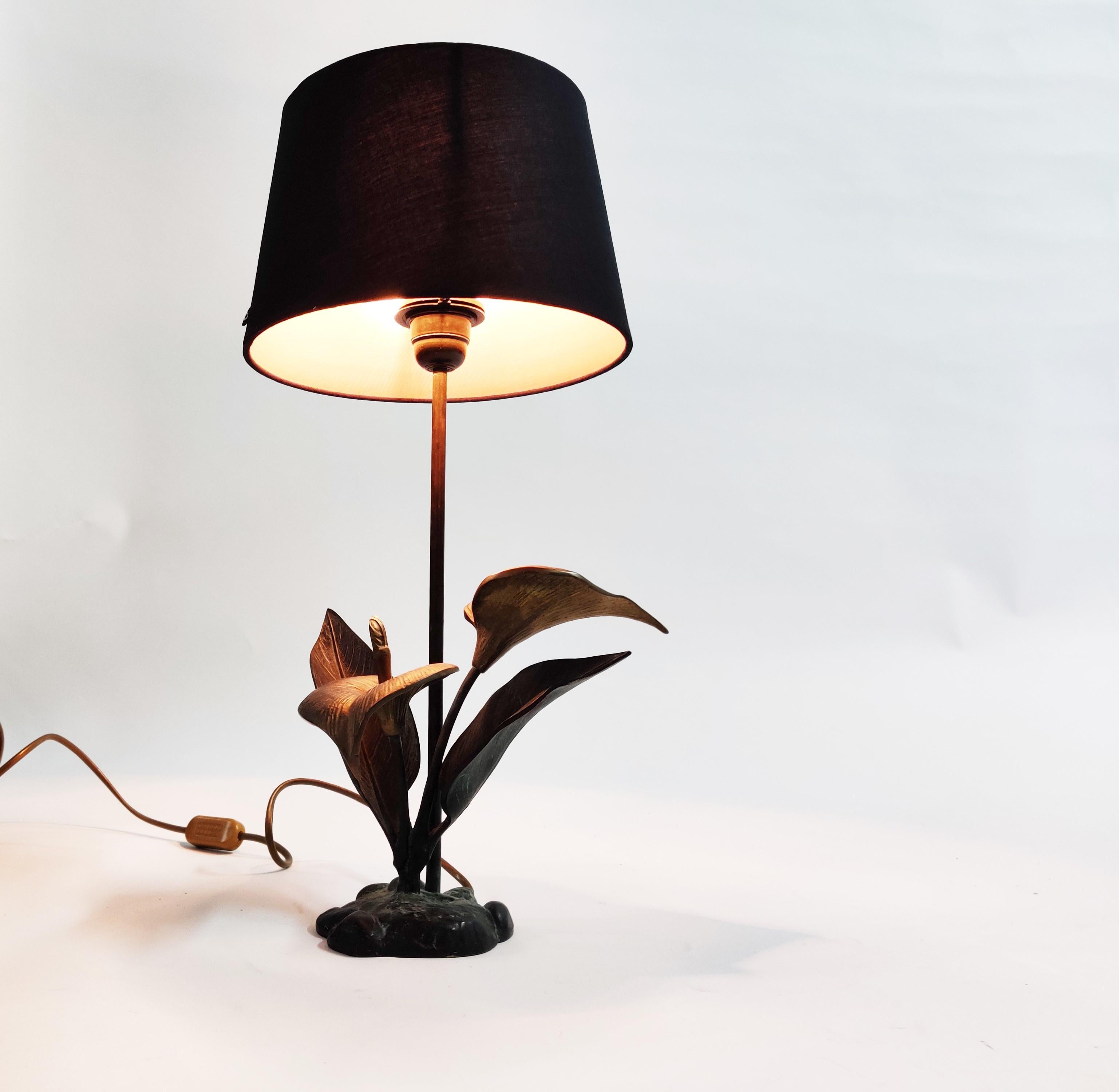 Vintage Brass Lily Flower Table Lamp, 1970s In Good Condition In Leuven, Vlaams Gewest