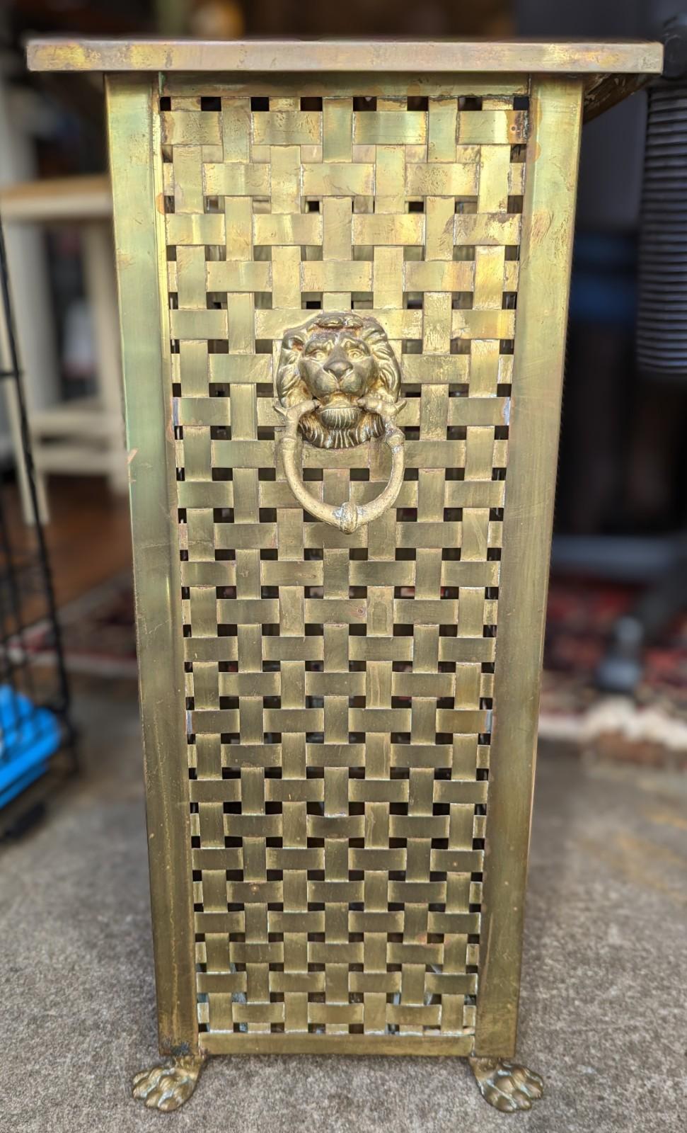 Vintage Brass Lion Head Umbrella Holder Stand Woven w/ Feet In Fair Condition For Sale In Greer, SC