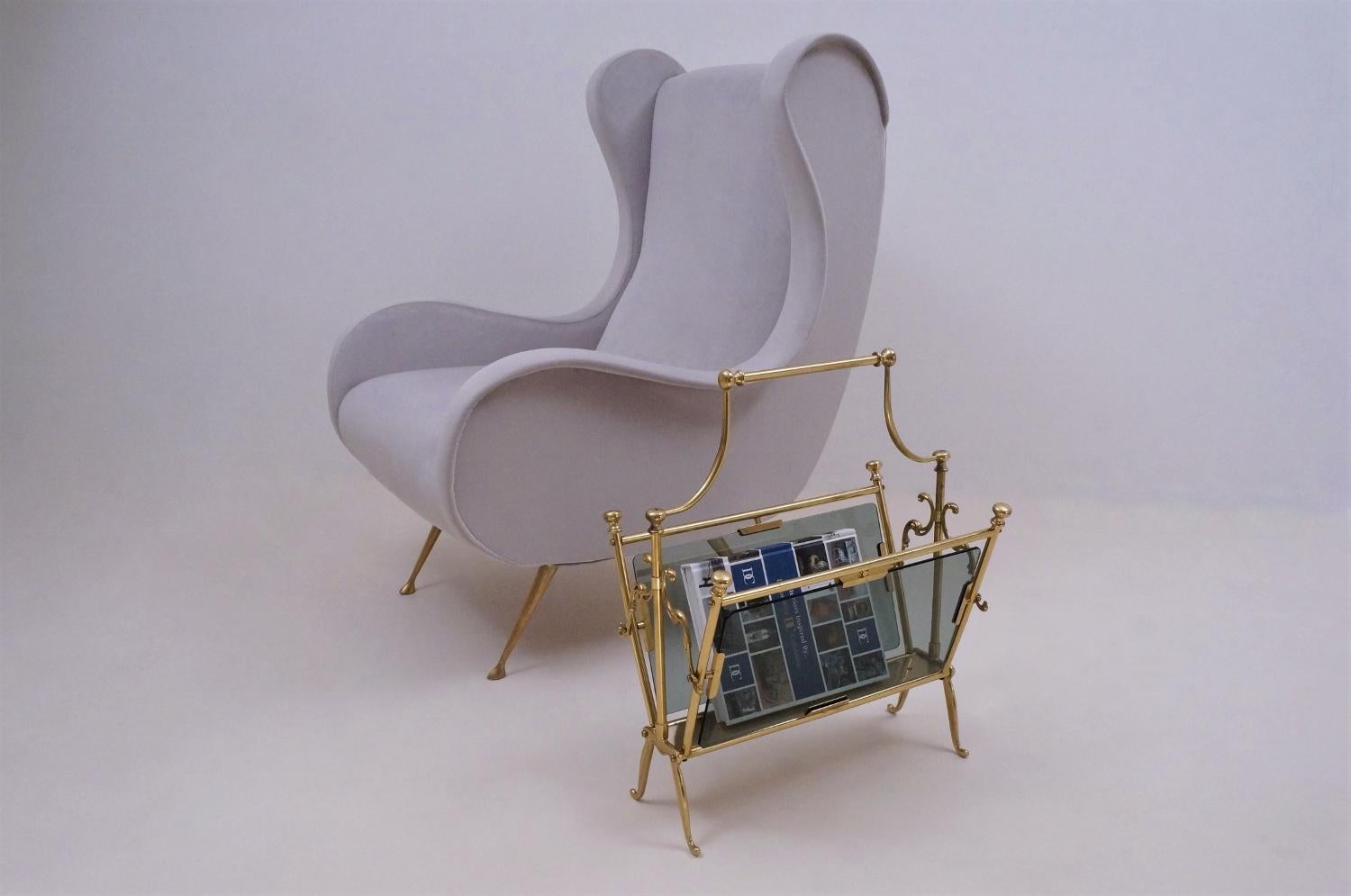 Vintage brass magazine rack with smoked glass sides, Maison Baguès, circa 1960s, French.

This item has been gently cleaned while respecting the vintage patina and is ready to use.

With its scrolling patterns and Modernist smoked glass, this