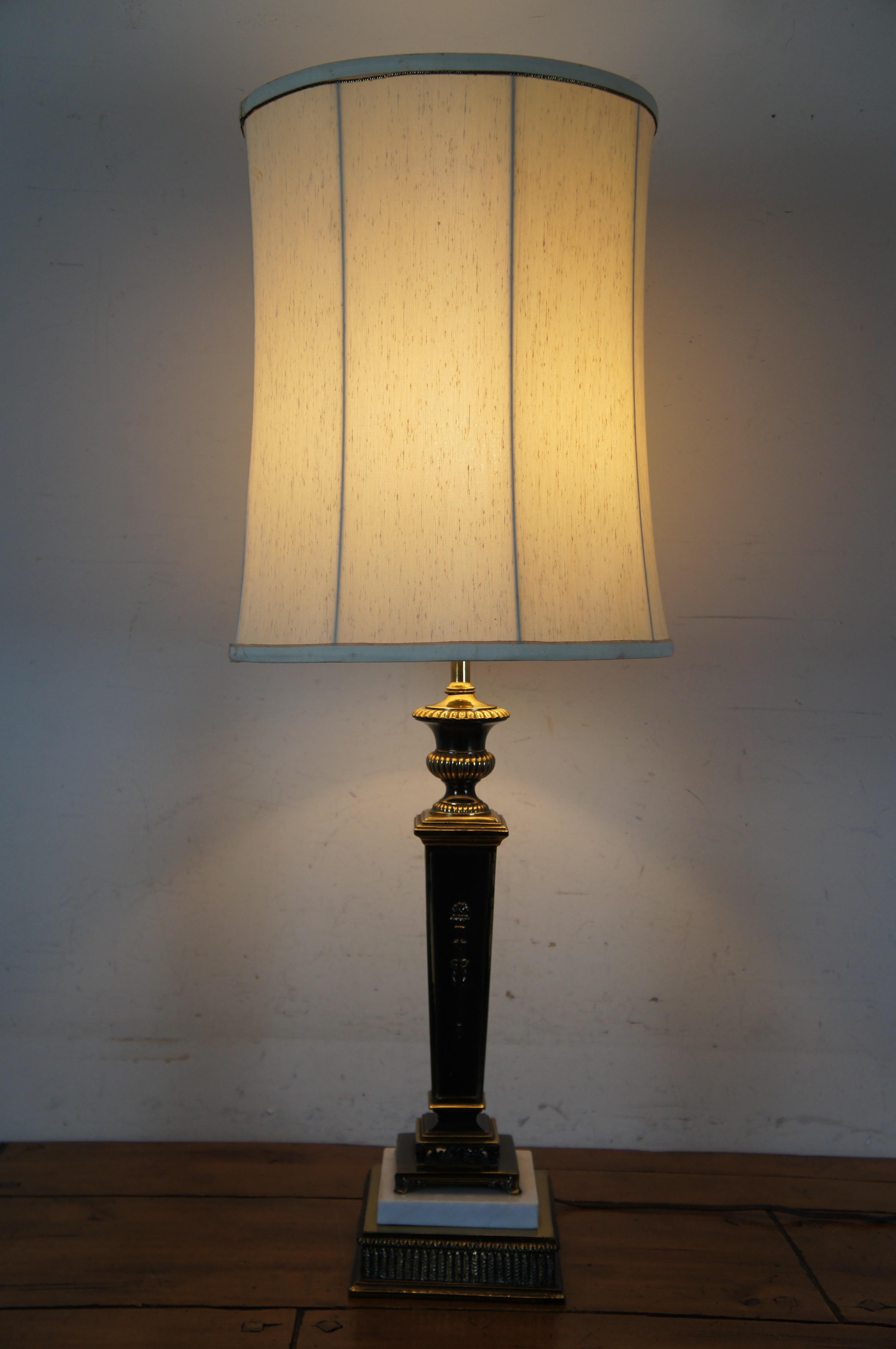Lampe de table Empire à colonne torchère en laiton et marbre 37