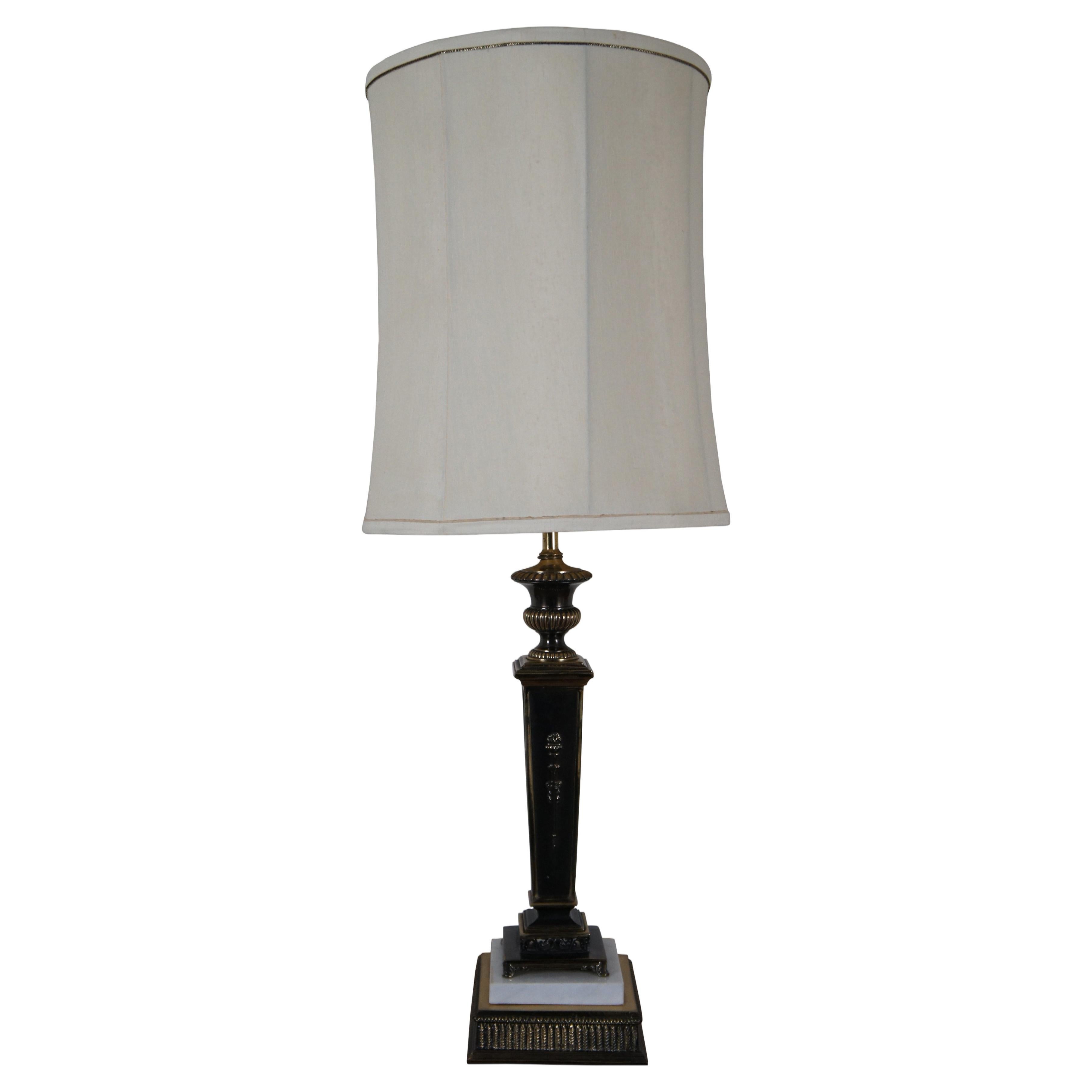 Lampe de table Empire à colonne torchère en laiton et marbre 37". en vente