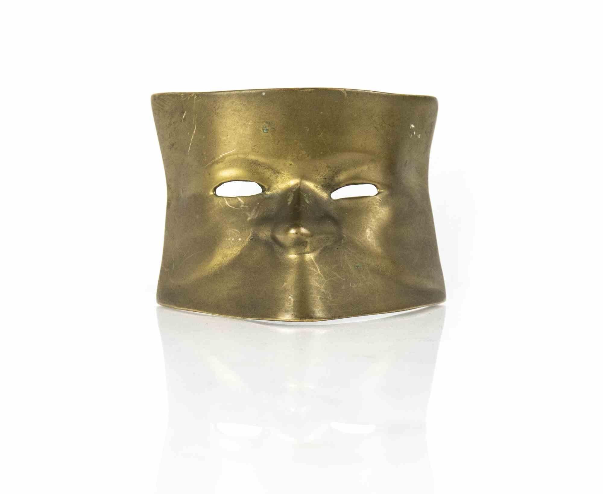 La maschera in ottone è un originale oggetto decorativo realizzato nella metà del XX secolo.

Un oggetto unico in ottone che raffigura una maschera veneziana.