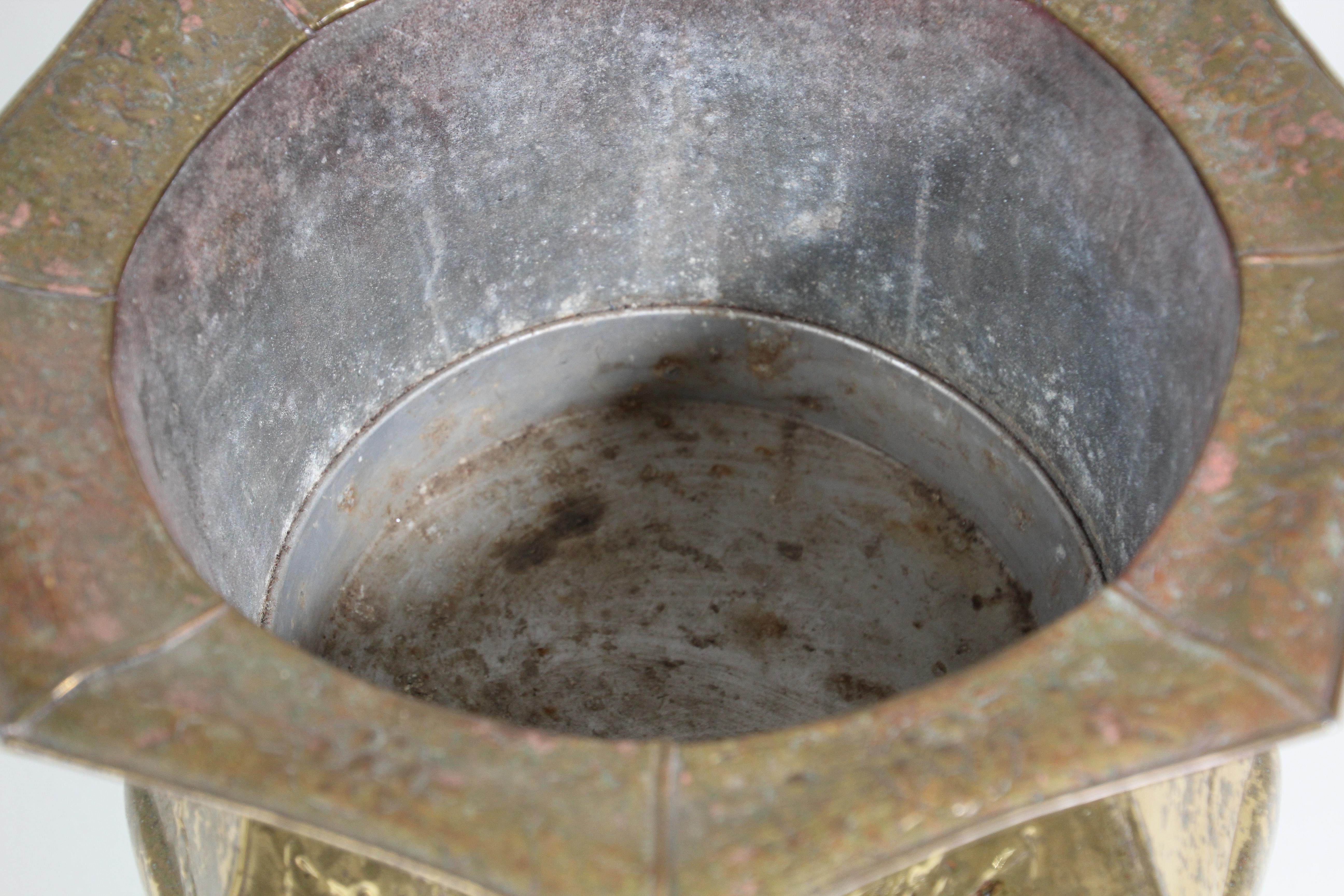 Cachepot con piede in ottone vintage in metallo goffrato in vendita 2