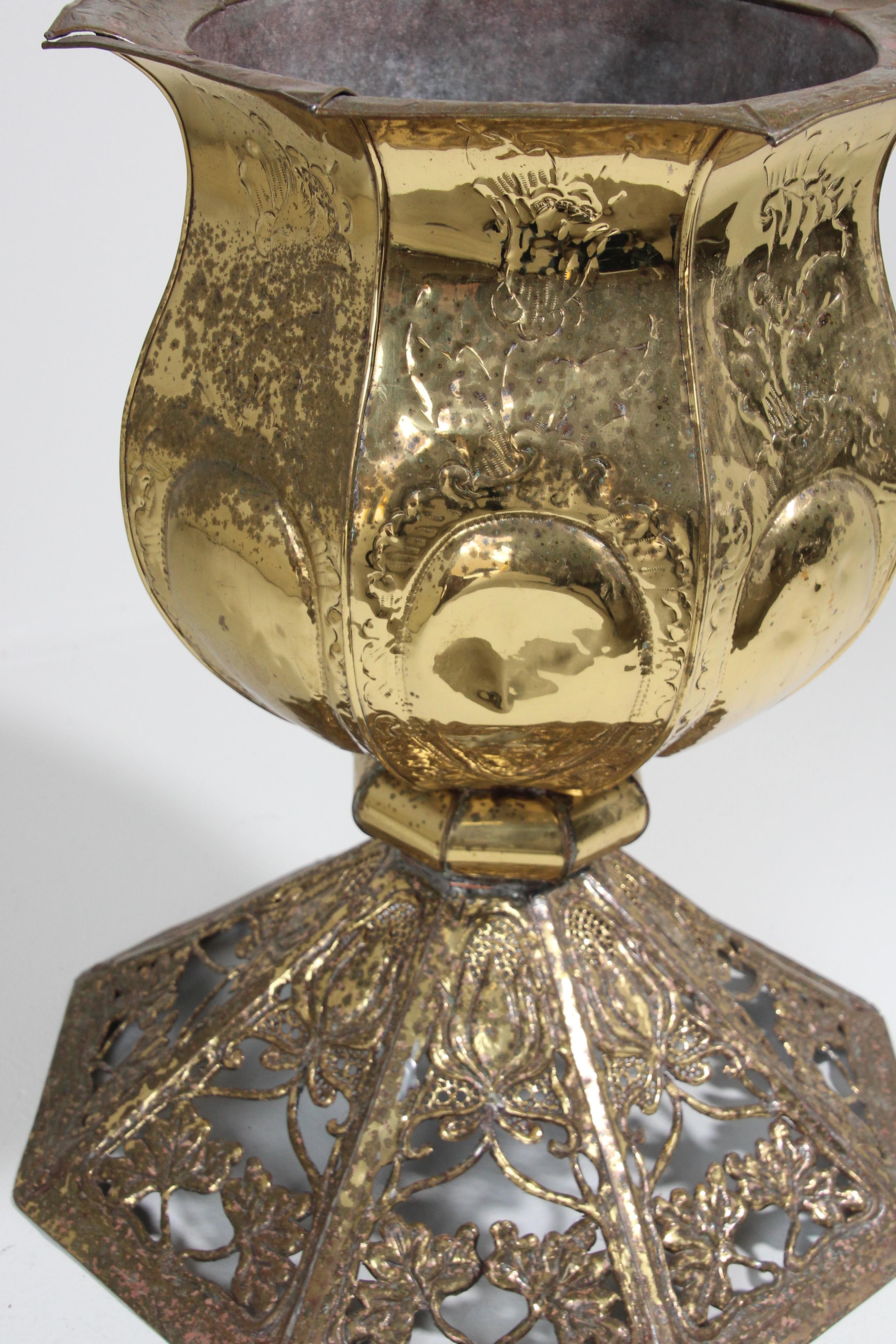Cachepot con piede in ottone vintage in metallo goffrato in vendita 5