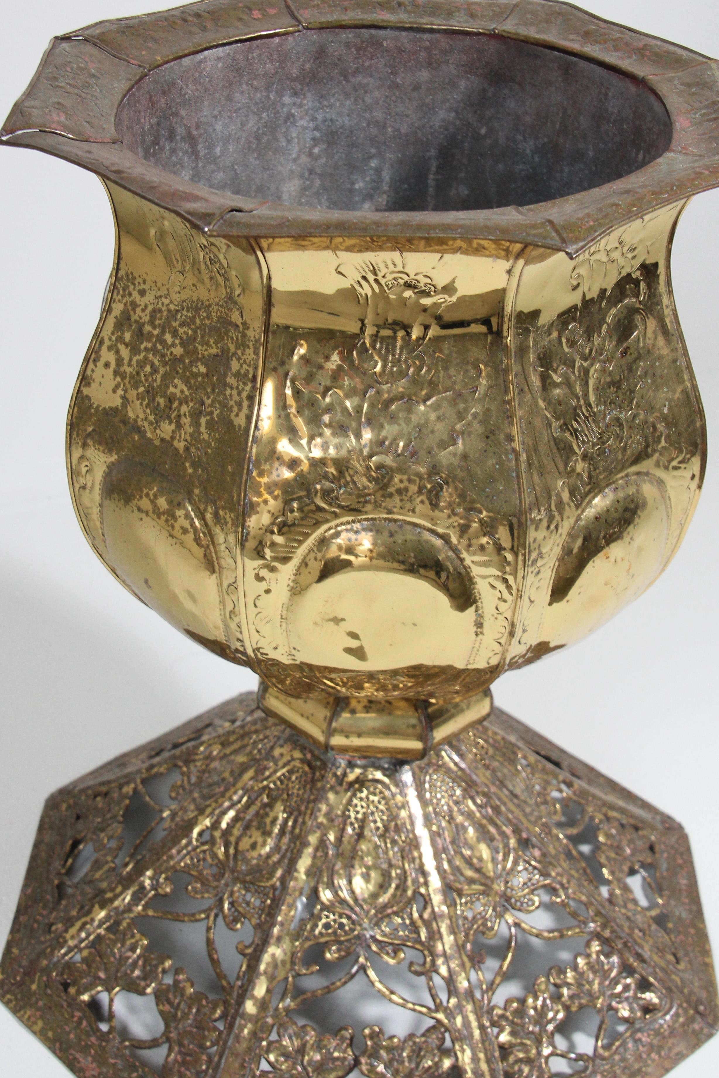 Cachepot con piede in ottone vintage in metallo goffrato in vendita 6