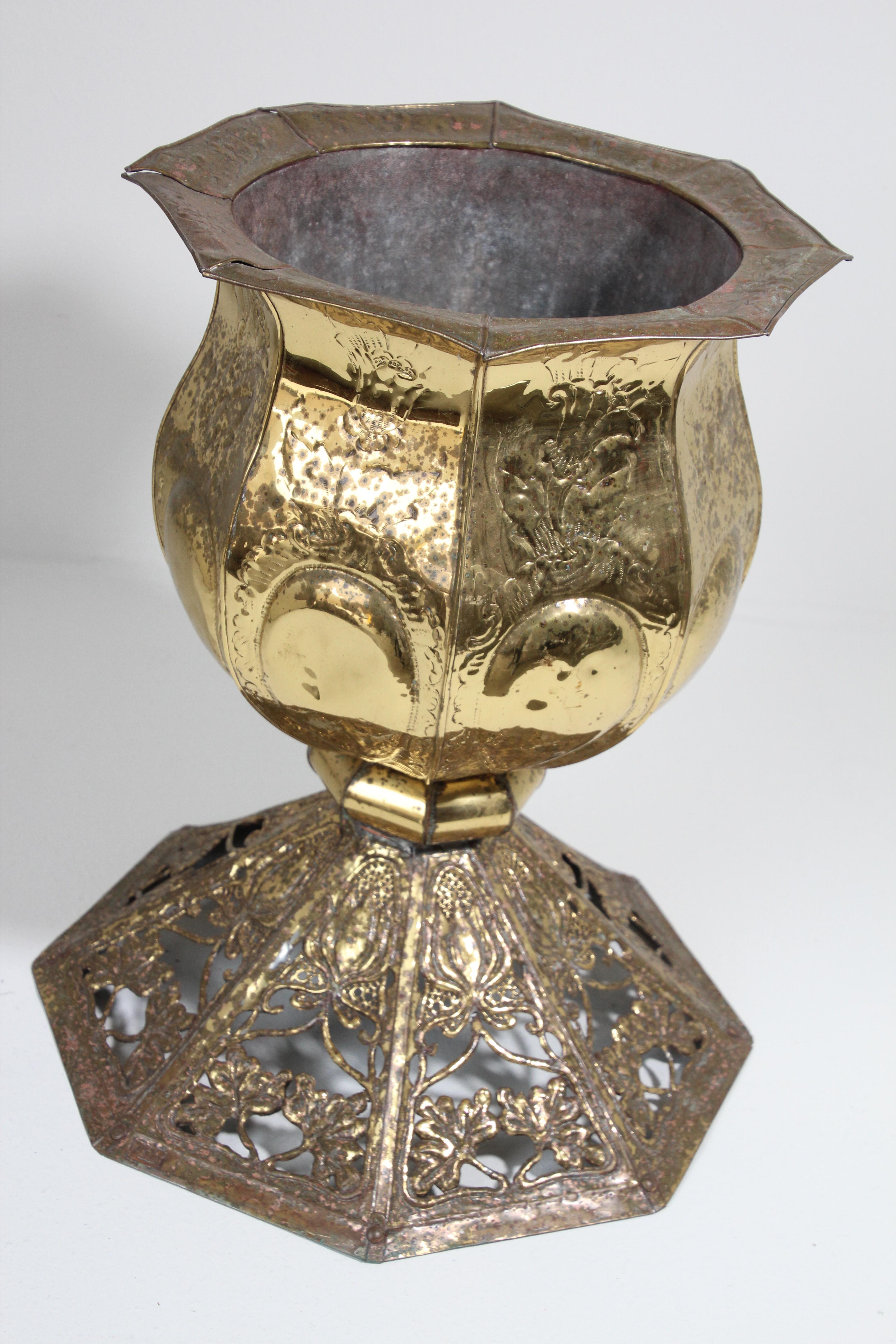 Martellato Cachepot con piede in ottone vintage in metallo goffrato in vendita
