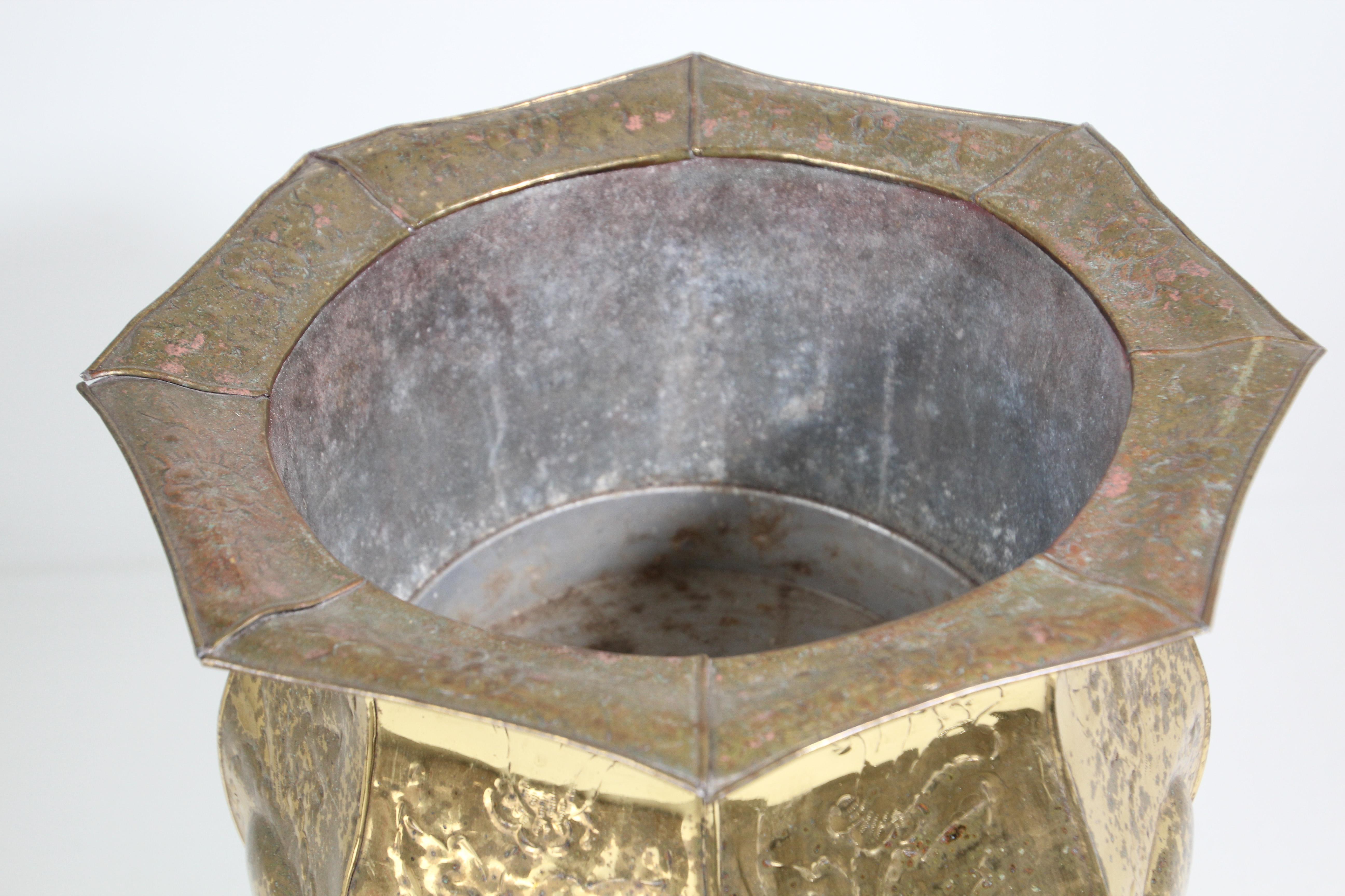 Cachepot con piede in ottone vintage in metallo goffrato in vendita 1