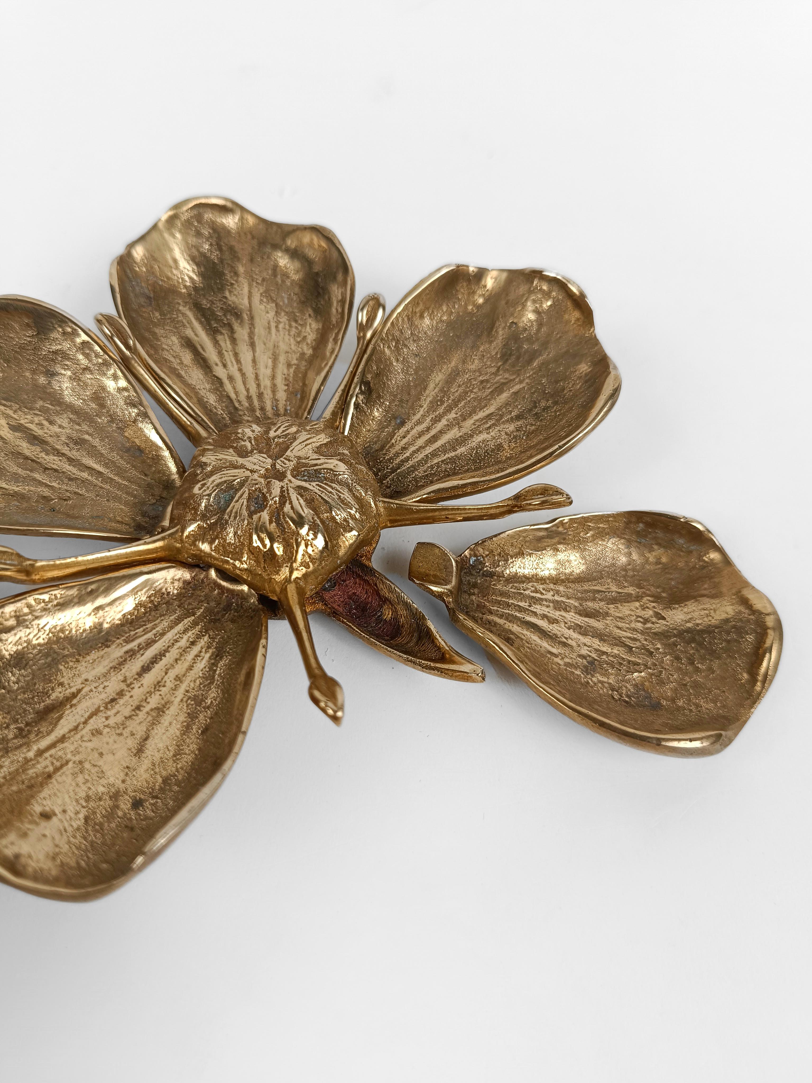 Vintage Brass Metal FLOWER ASHTRAY in the style of Gucci with Removable Petals In Good Condition In Roma, IT