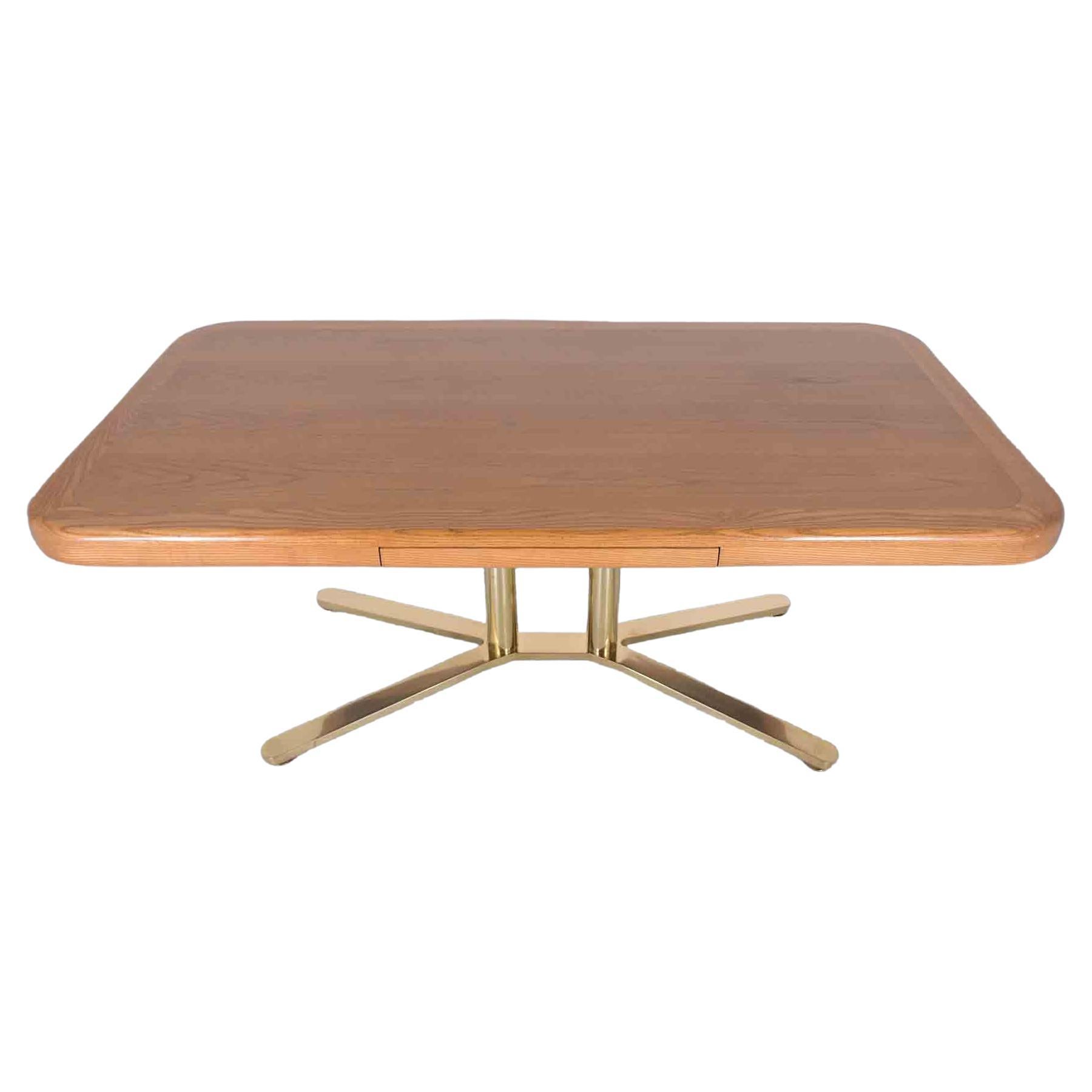 Tauchen Sie ein in die Welt des modernen Designs der Mitte des Jahrhunderts mit unserem wunderschön restaurierten Schreibtisch aus den 1960er Jahren. Dieses exquisite Stück, das aus einer Mischung aus Eichenholz und Messing handgefertigt ist, zeugt