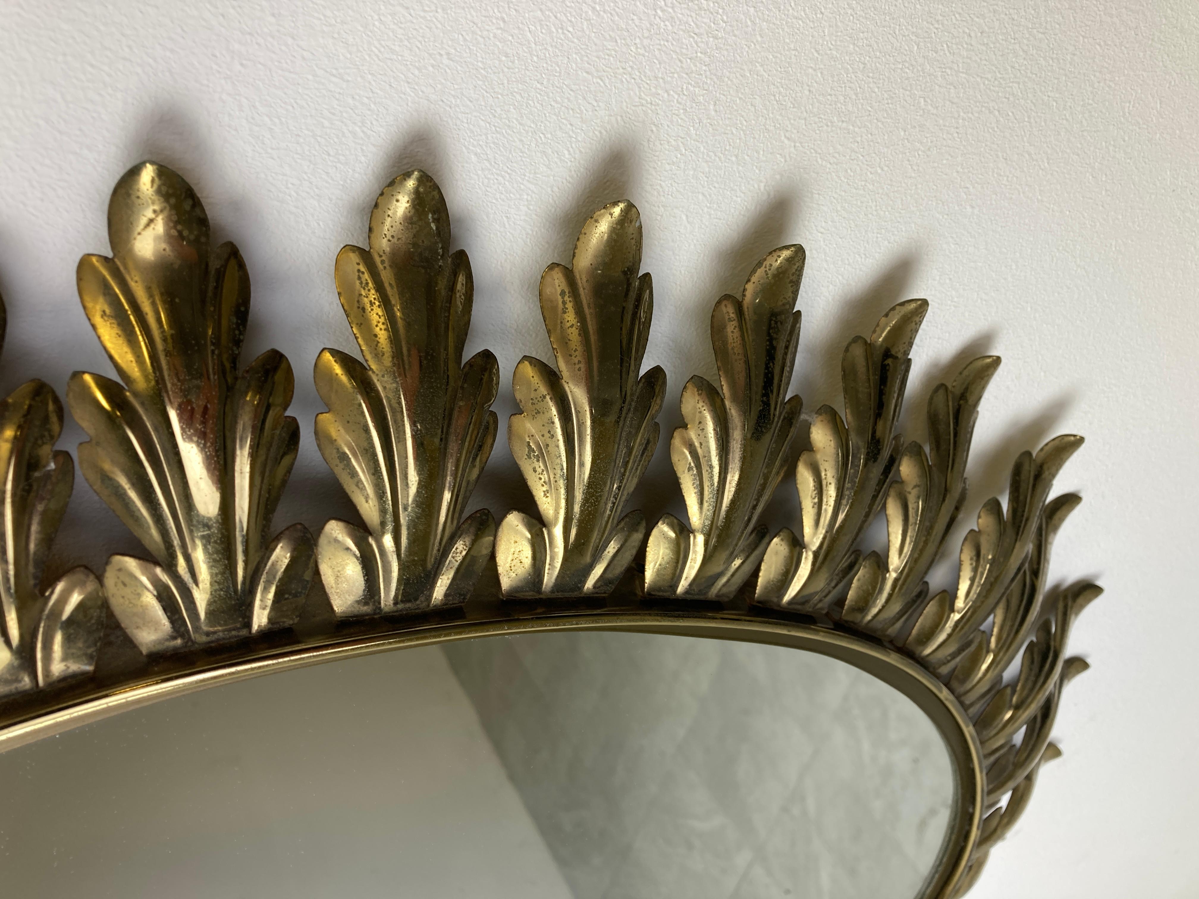 Messingspiegel aus der Mitte des Jahrhunderts mit Messingblättern und einem ovalen Spiegelglas.

Dieser Spiegel passt in die meisten Innenräume und ist eine perfekte Ergänzung für eine Einrichtung im Regency-Stil.

Guter Zustand.

Frankreich -