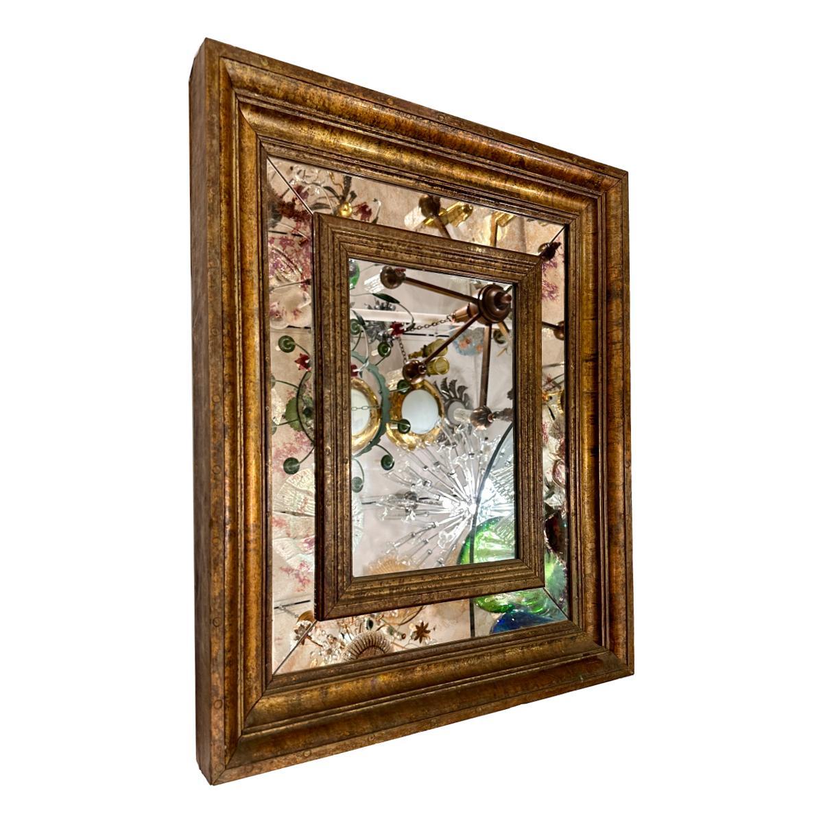 Specchio in ottone italiano del Medioevo con doppia cornice.

Misure:
Altezza: 27.25