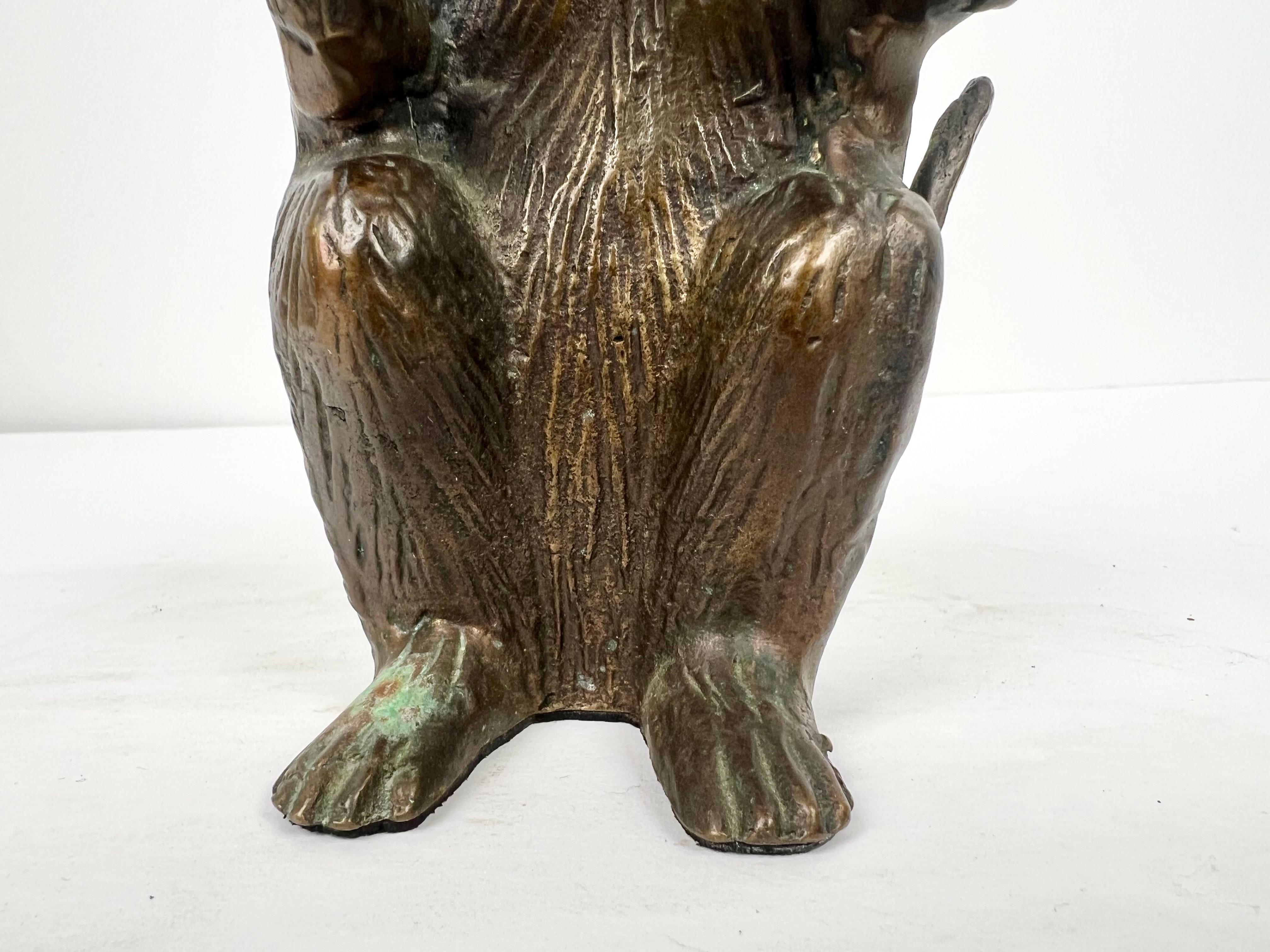 Scimmia che legge il libro e fermacarte in ottone d'epoca, una coppia in vendita 4