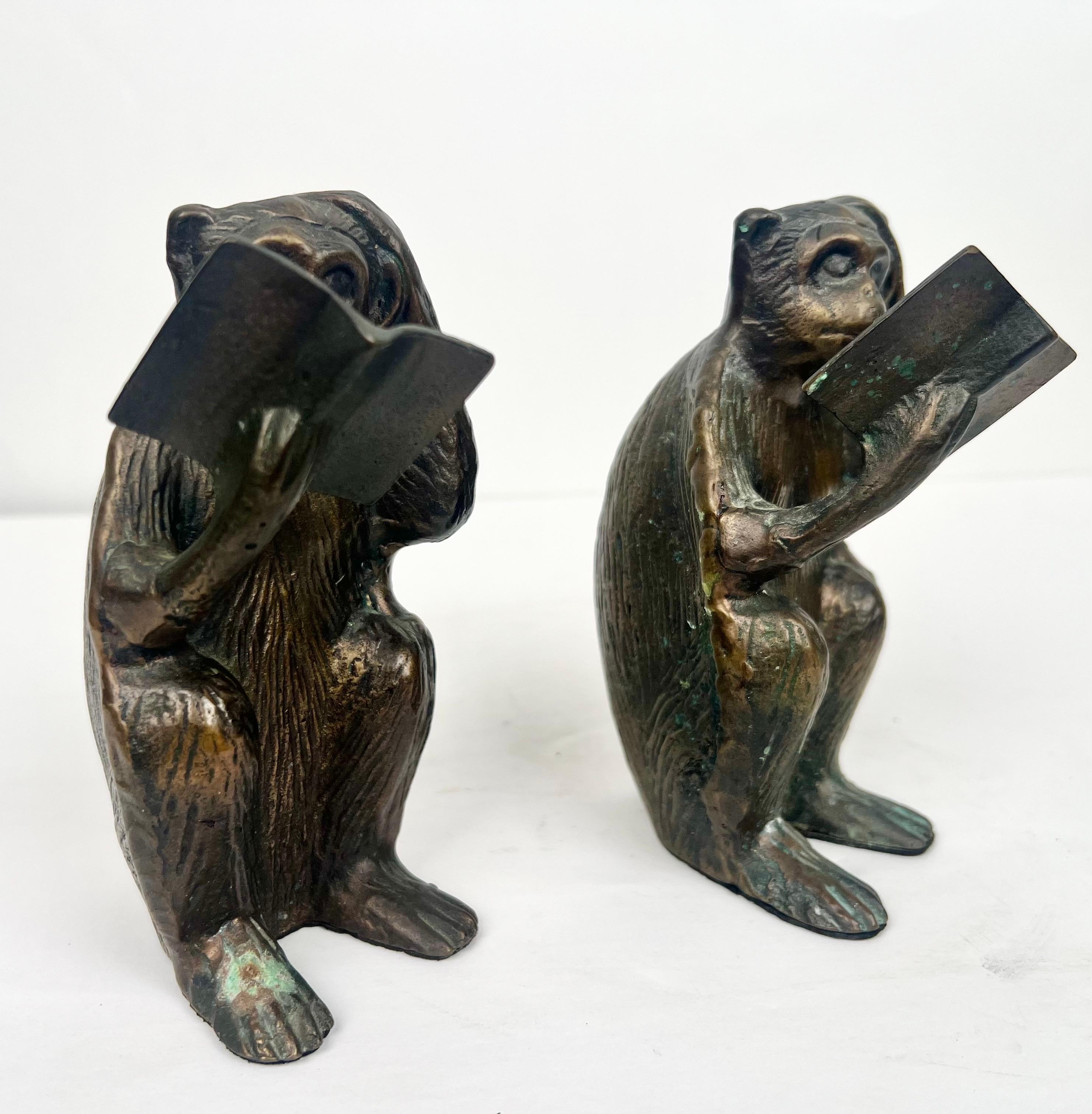 Mid-Century moderno Scimmia che legge il libro e fermacarte in ottone d'epoca, una coppia in vendita