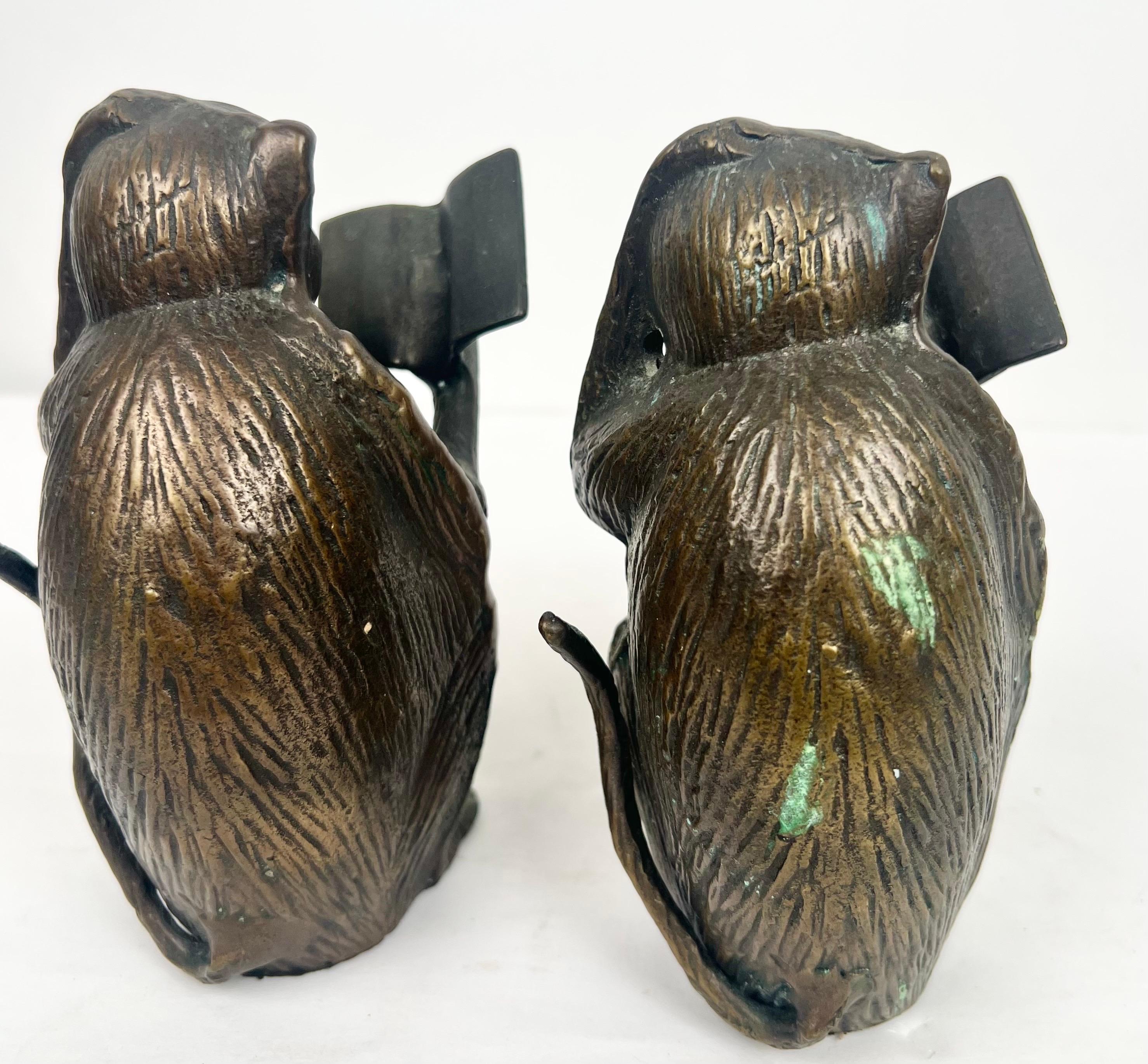 Scimmia che legge il libro e fermacarte in ottone d'epoca, una coppia in vendita 1