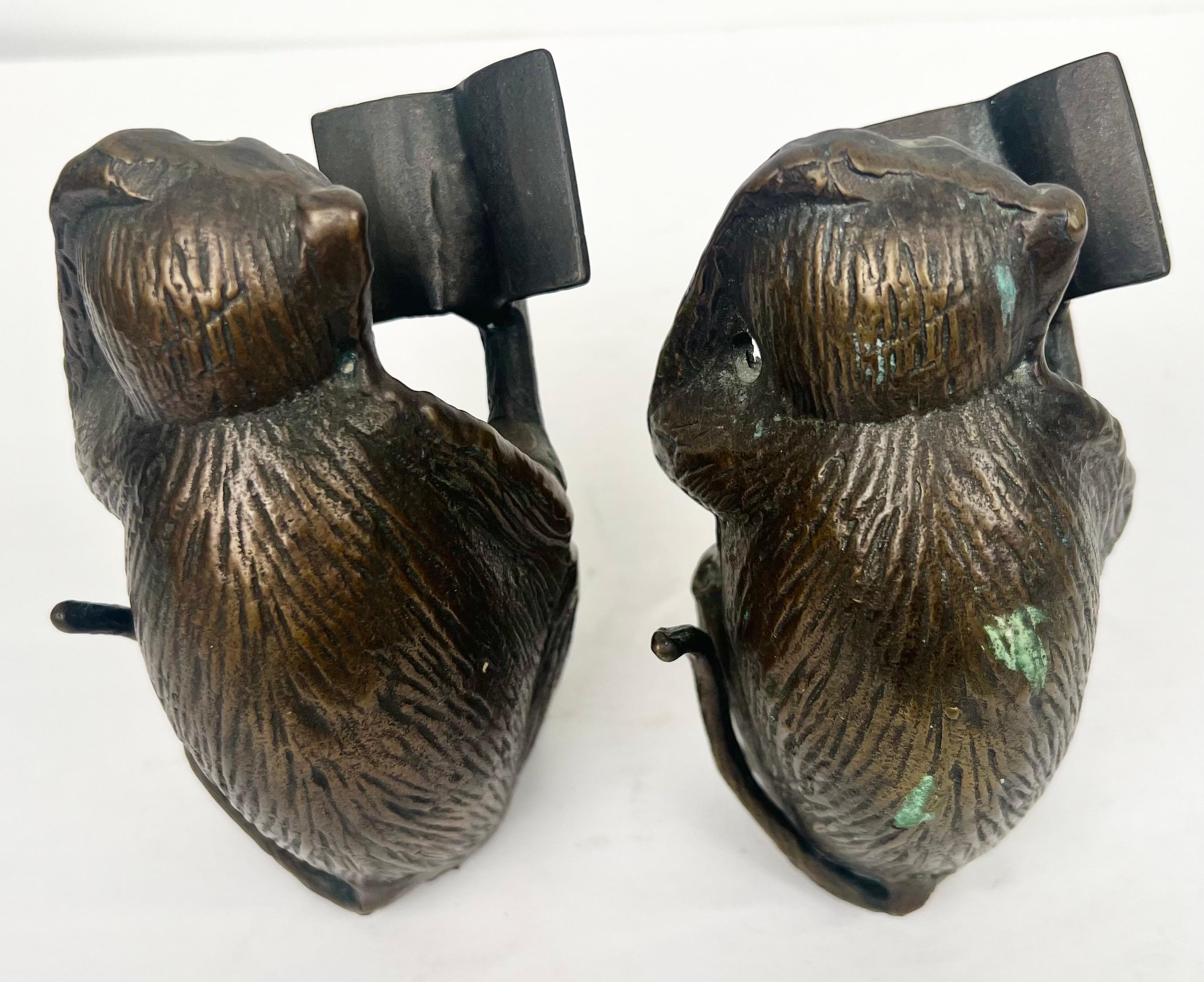 Scimmia che legge il libro e fermacarte in ottone d'epoca, una coppia in vendita 2