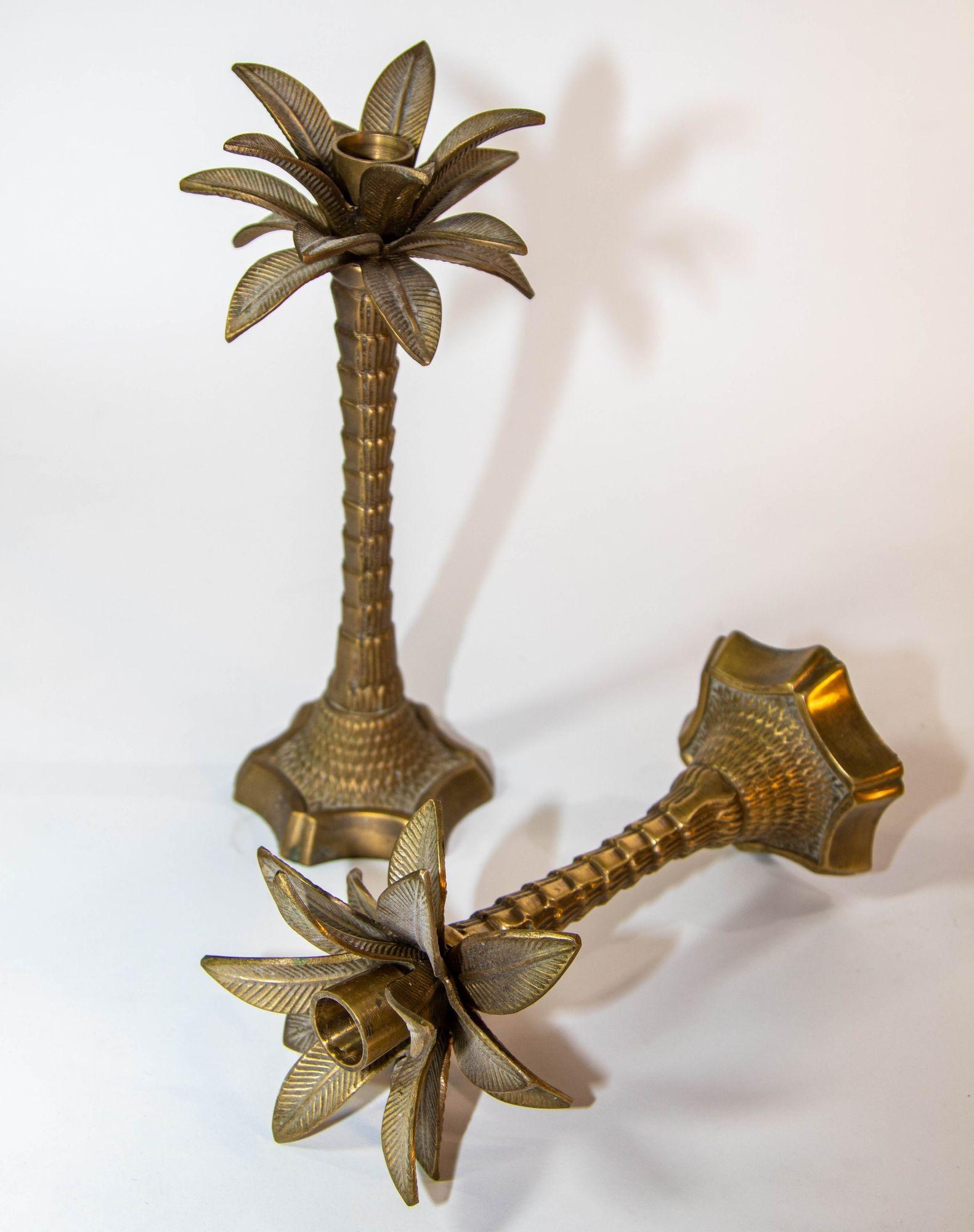 Dieses Paar marokkanischer Messing-Kerzenhalter im Vintage-Stil ist so elegant wie die tropischen Bäume, denen sie nachempfunden sind. Diese Kerzenhalter eignen sich perfekt, um jedem Raum einen Hauch von Raffinesse zu verleihen. Sie können als