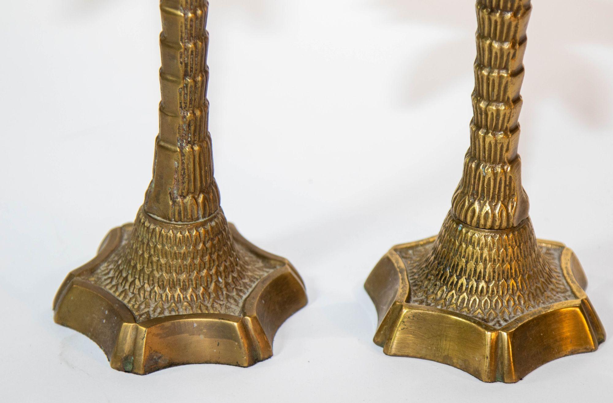 Set von 2 marokkanischen Palmen-Kerzenständern aus Messing (20. Jahrhundert) im Angebot