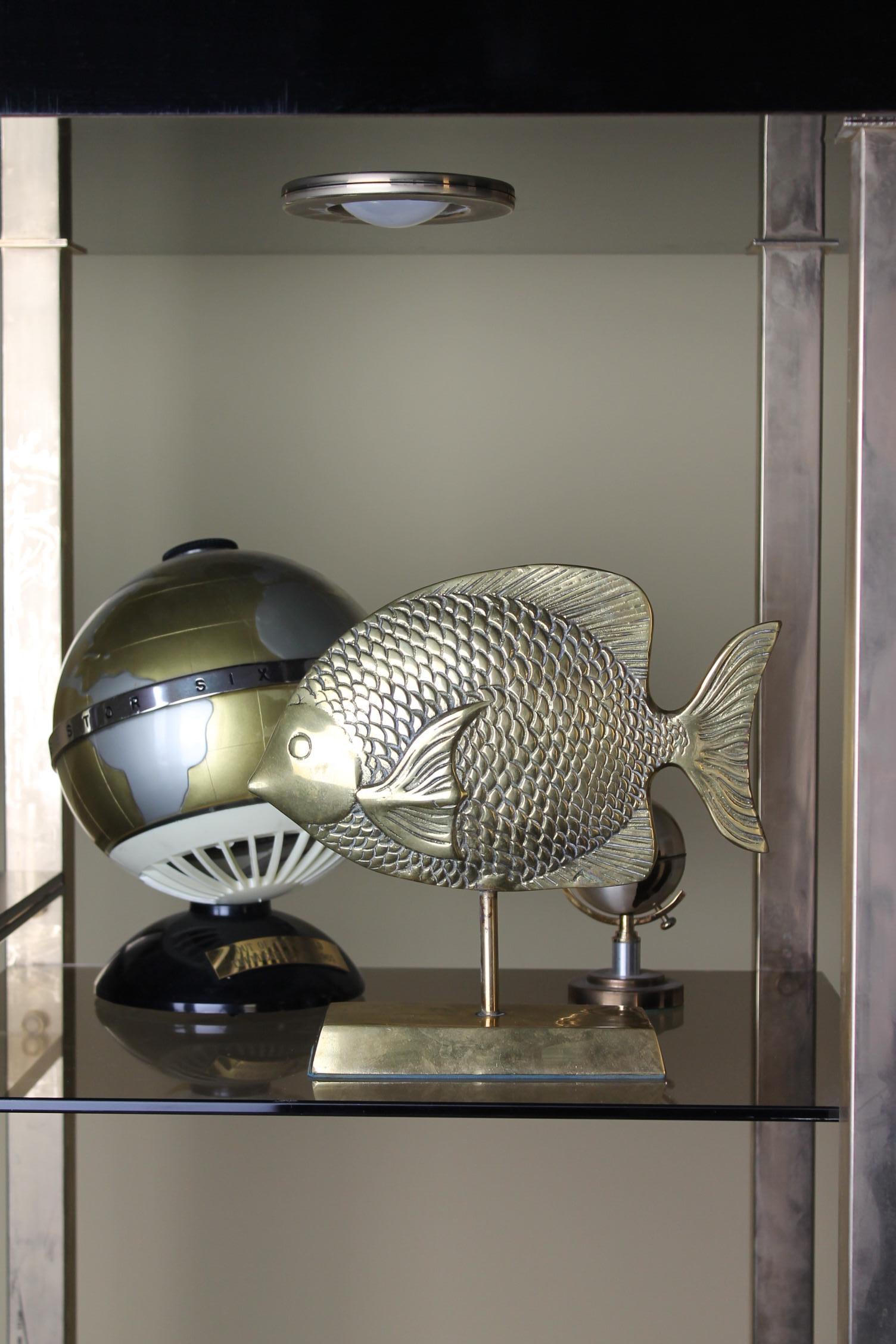 Vintage Messing Fisch-Skulptur - Tabelle Skulptur auf Messing Basis montiert. 
1970er Jahre Dekorationsobjekt - Schreibtisch-Accessoire - Briefbeschwerer - Inneneinrichtung - Tierfigur. 
Wir haben ihn nicht viel aufgefrischt:: 
so dass der neue