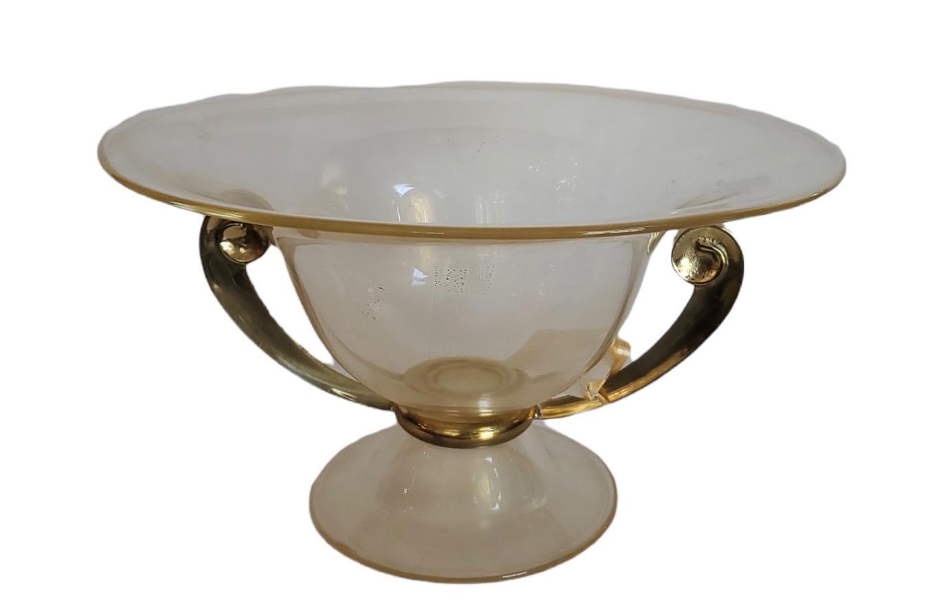 Bol central vintage de Murano avec poignées en laiton. Quelques piqûres et pertes au niveau du laiton. Beaucoup de paillettes d'or/poussière dans le verre.