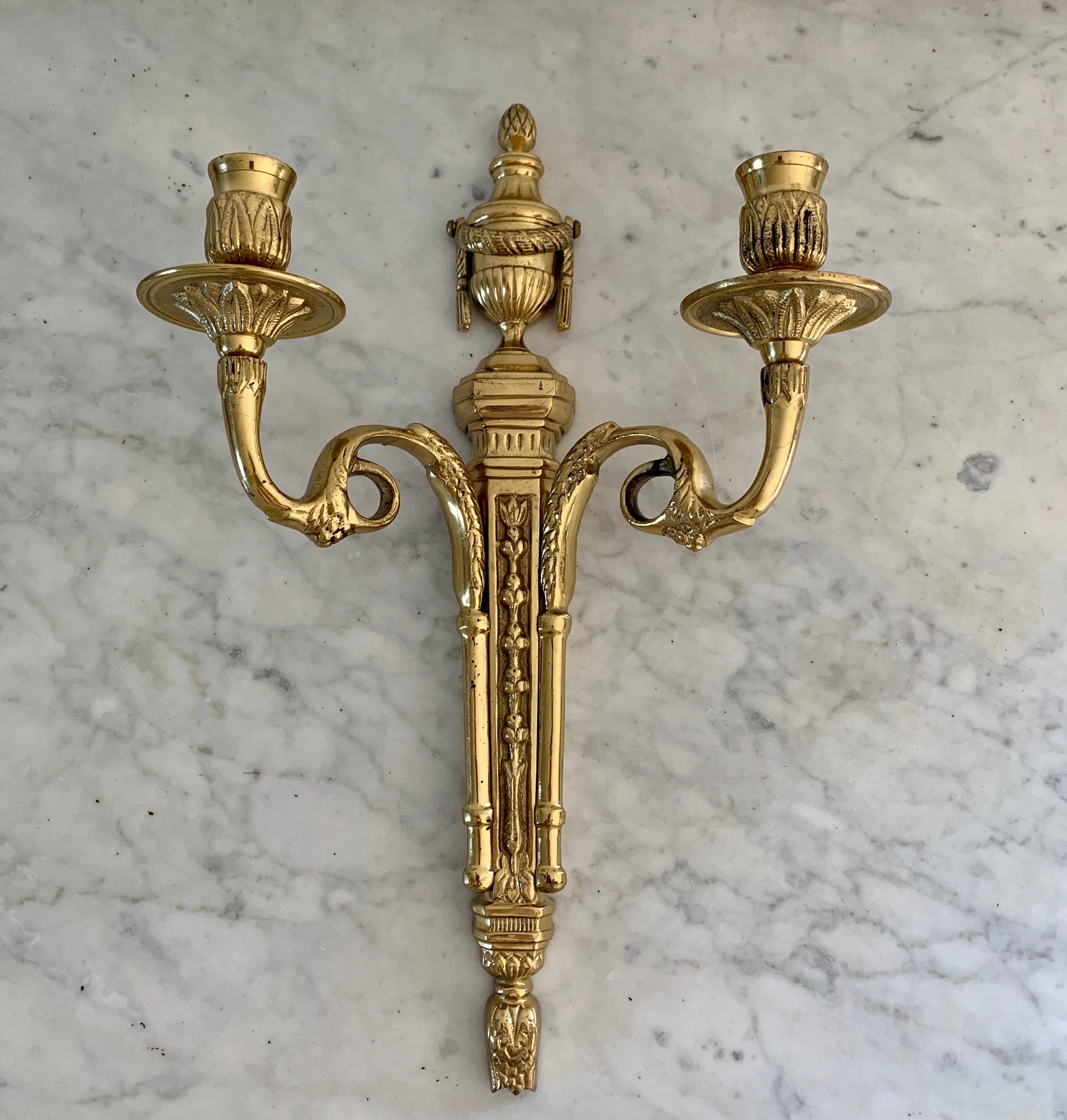 A gorgeous Neoclassical style brass candle sconce.

Circa mid-20th century.

Measures: 9.5