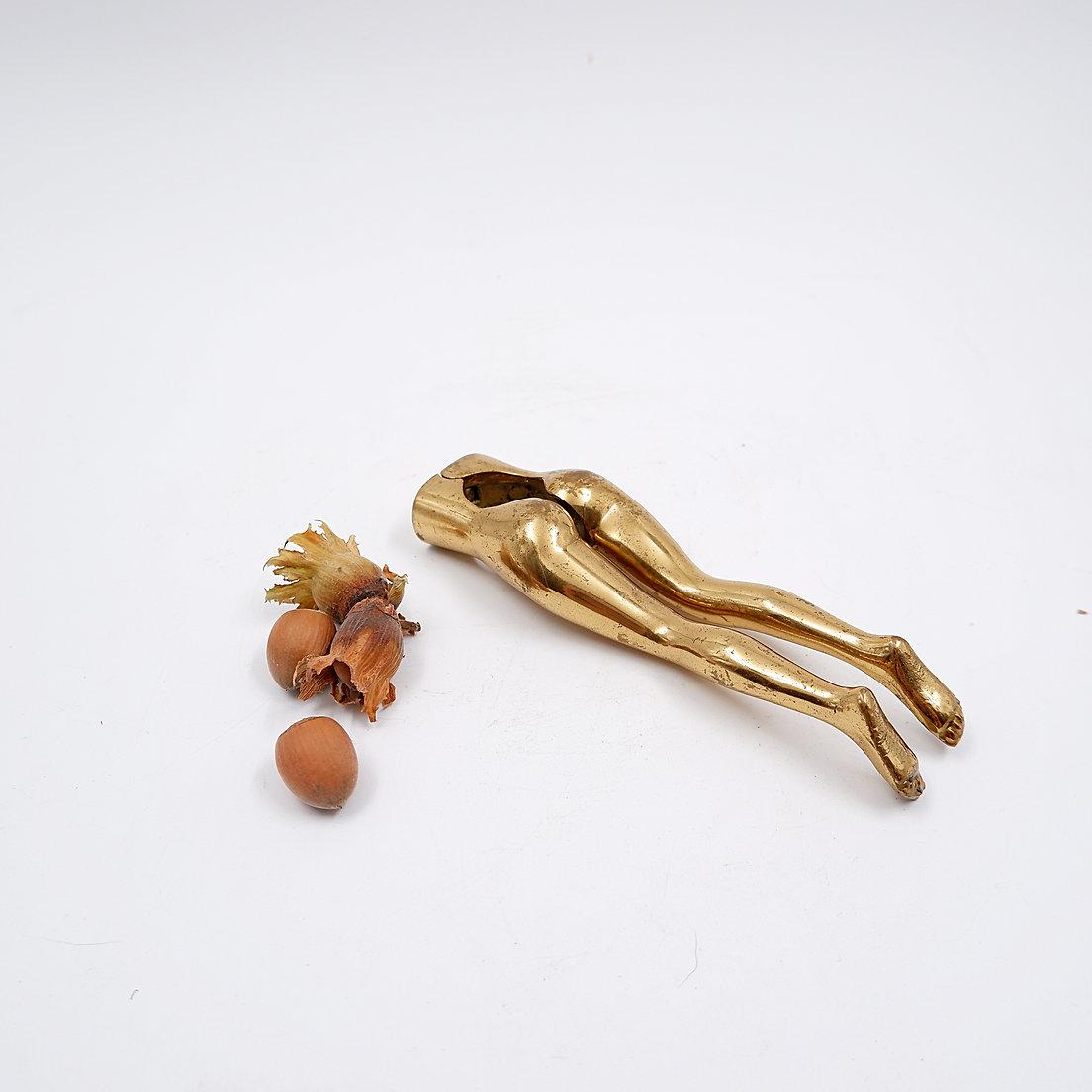 Casse-noisette vintage en laiton en forme de jambes de femme, années 70 en vente 5