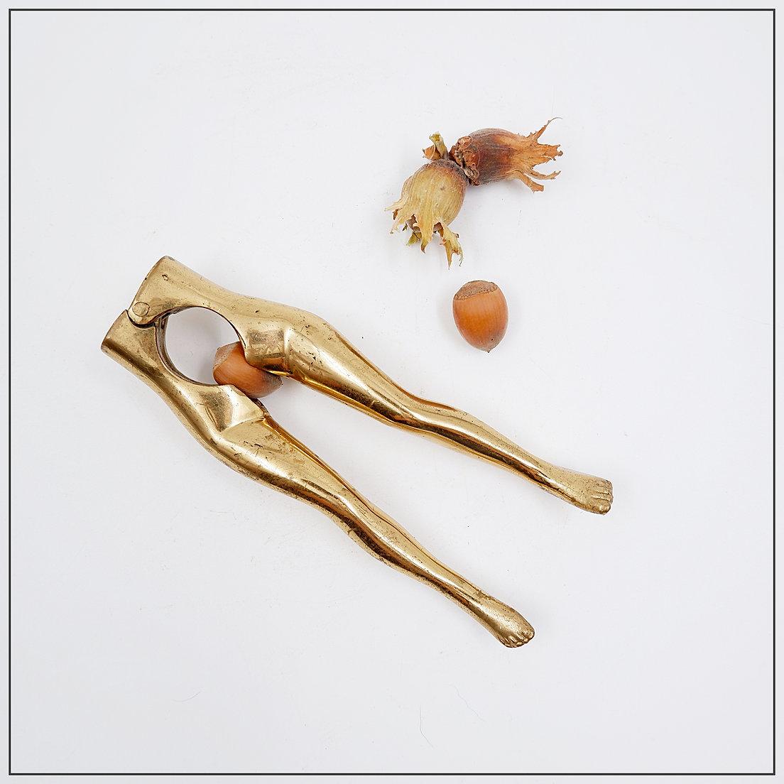 Casse-noisette vintage en laiton en forme de jambes de femme, années 70 en vente 9