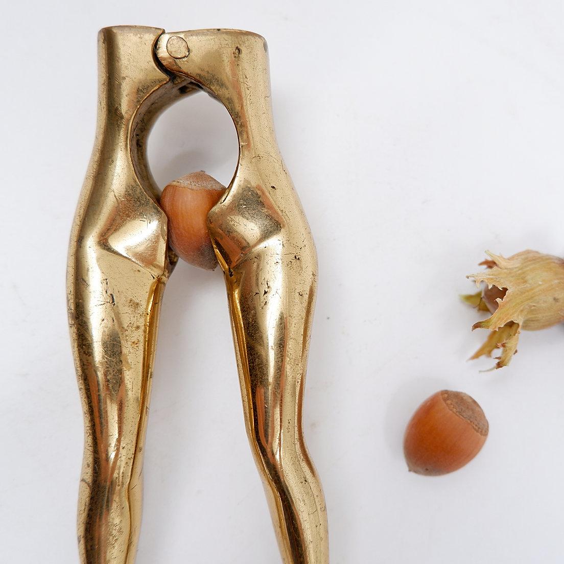 Casse-noisette vintage en laiton en forme de jambes de femme, années 70
Casse-noix anthropomorphe en laiton massif
Dimensions : 14x4cm H:3cm
Ce casse-noix est fabriqué en laiton massif et présente une forme inhabituelle qui reproduit les jambes