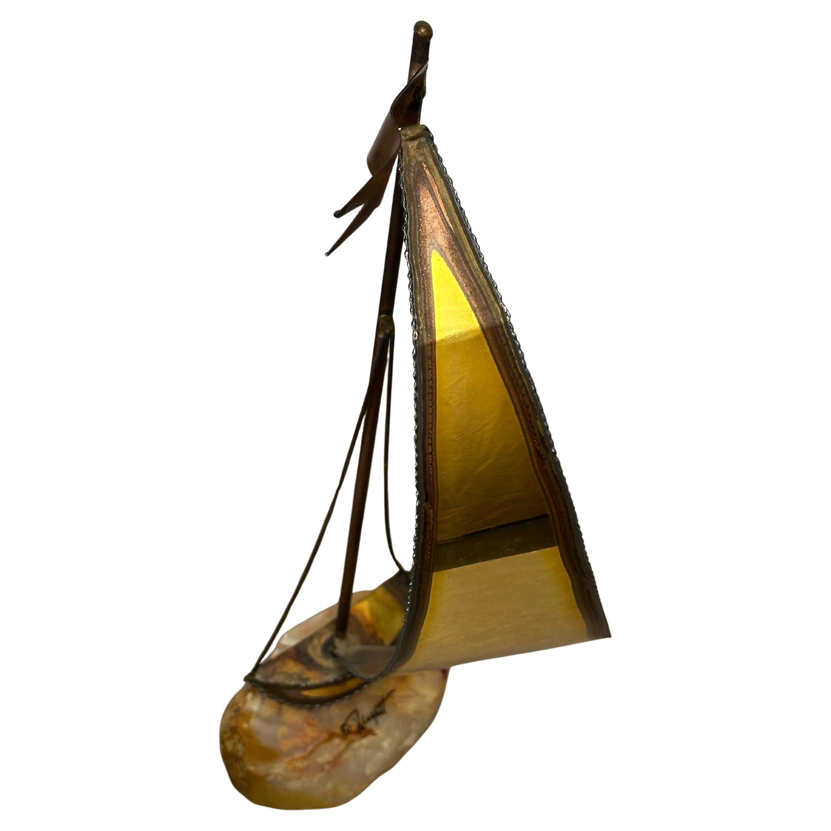Scultura di veliero d'epoca in ottone e quarzo di Demott, firmata. Una scultura di veliero in ottone su base di quarzo di Demott, circa anni '70, davvero bella. La scultura è in buone condizioni vintage con una bella patina e misura 6 
