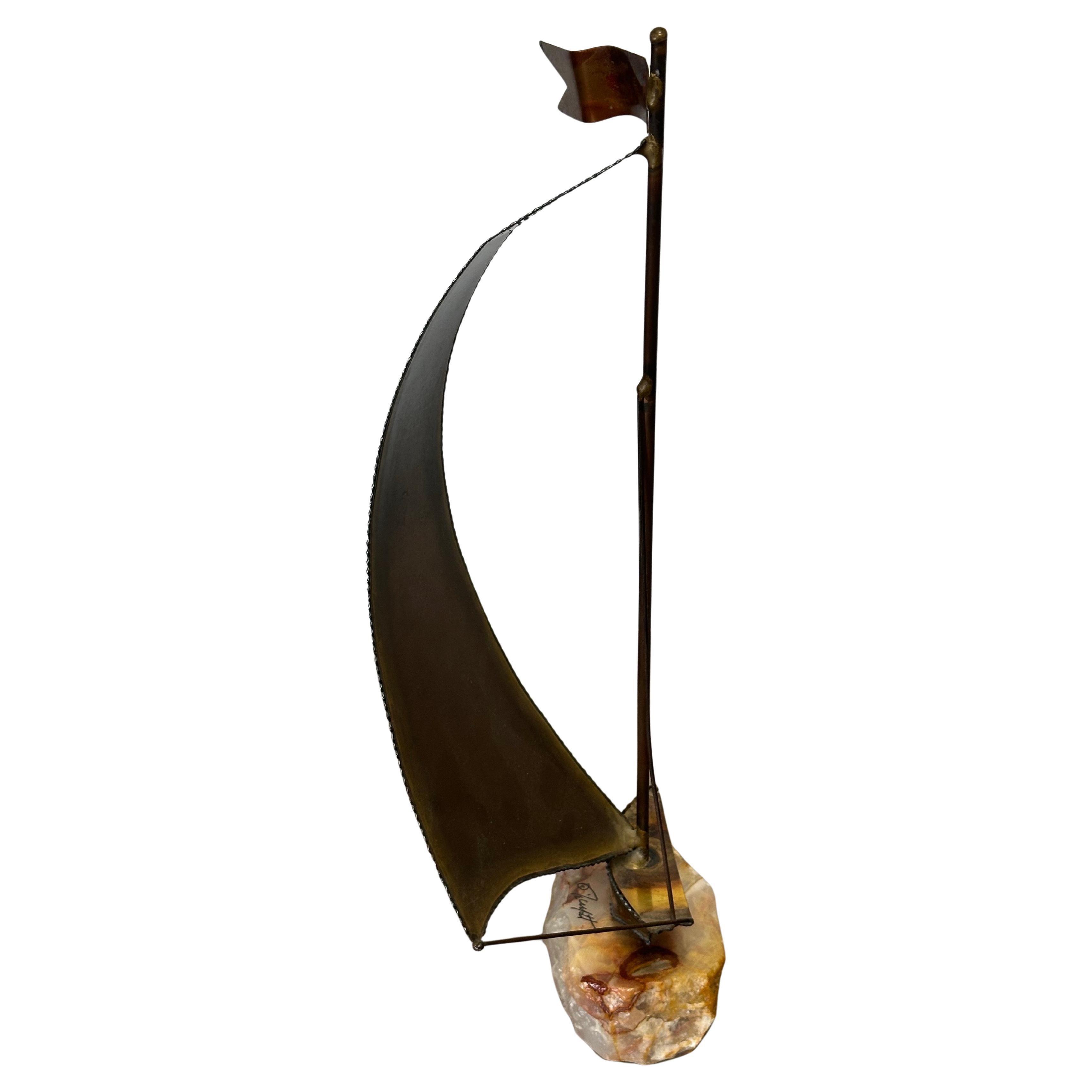 Mid-Century moderno Scultura di veliero d'epoca in ottone e quarzo di Demott, firmata in vendita