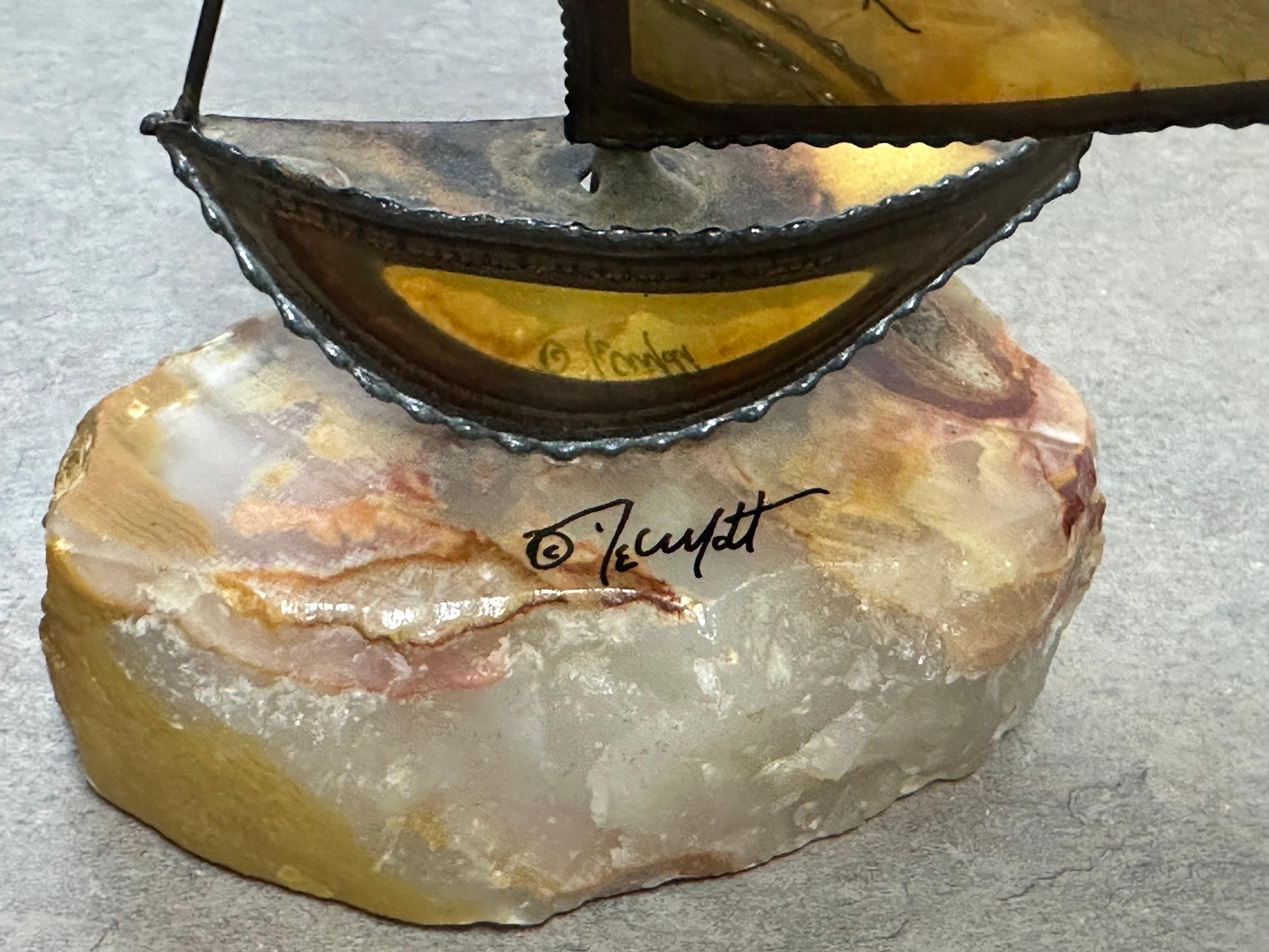 XX secolo Scultura di veliero d'epoca in ottone e quarzo di Demott, firmata in vendita