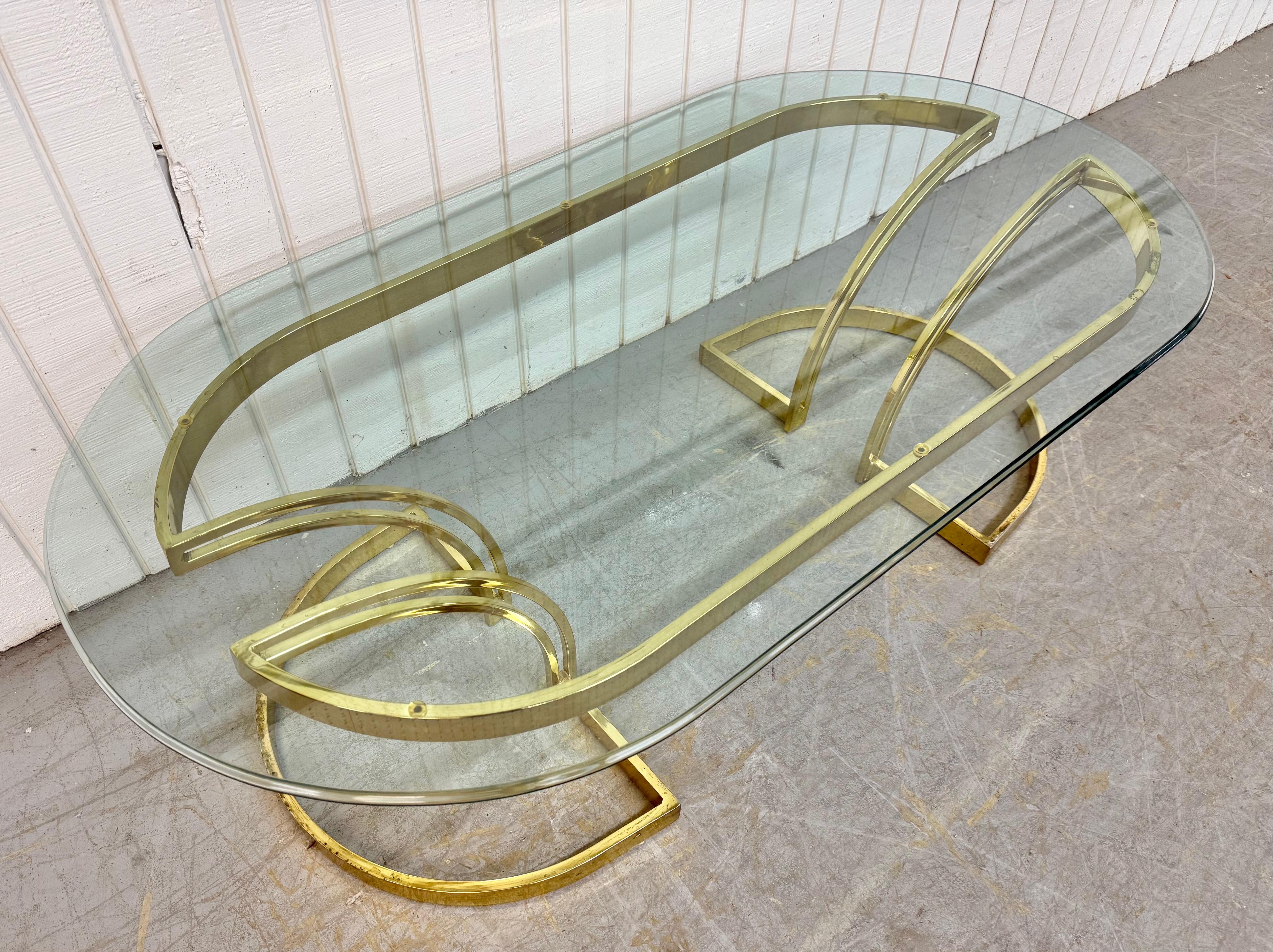 Este anuncio es para una Mesa de centro vintage de latón y tapa ovalada de cristal. Con un diseño posmoderno al estilo de Milo Baughman, base alargada de latón esculpido, tapa ovalada de cristal grueso. ¡Es una combinación excepcional de calidad y
