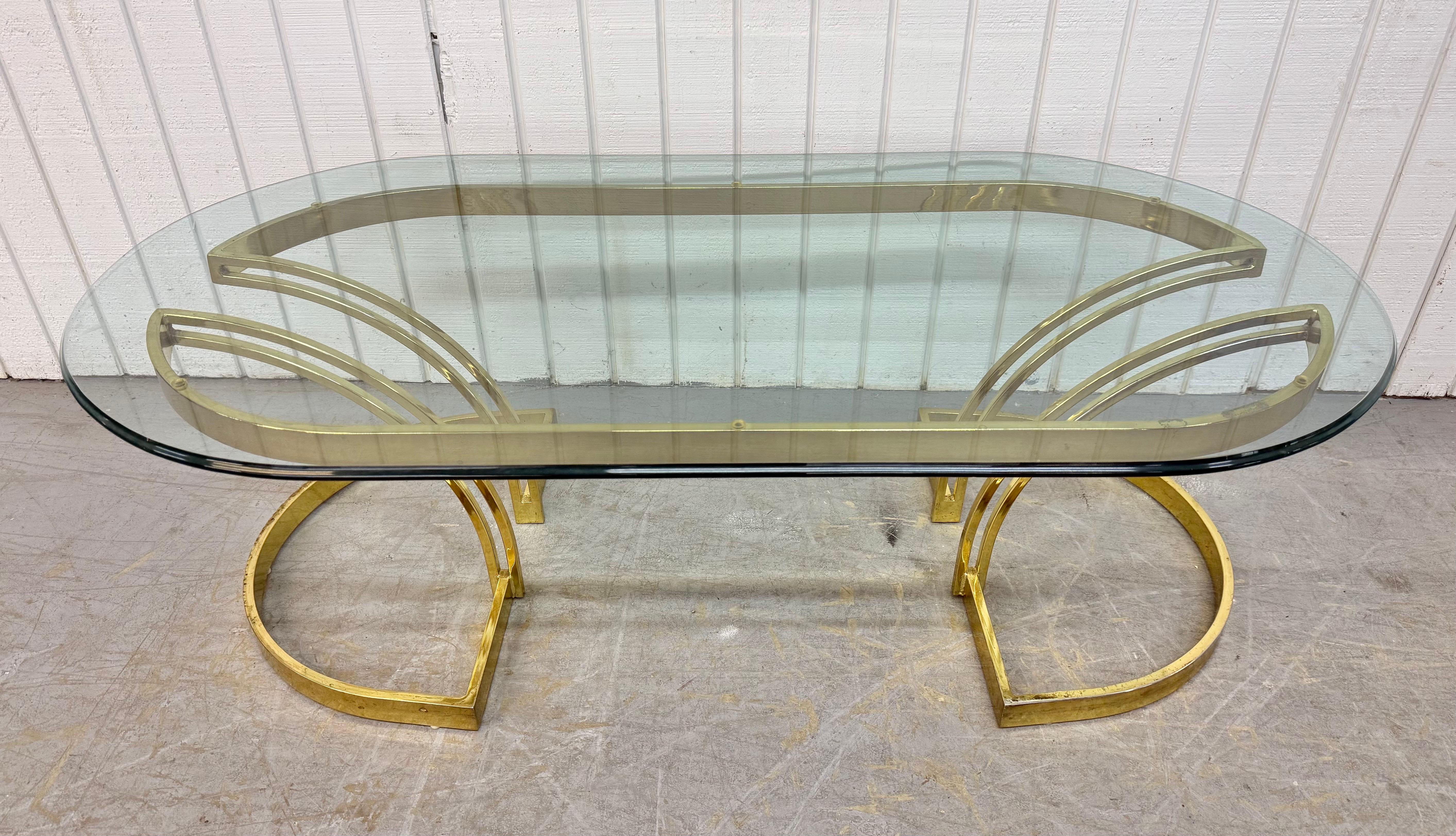 Mesa de centro vintage de latón y tapa ovalada de cristal Posmoderno en venta